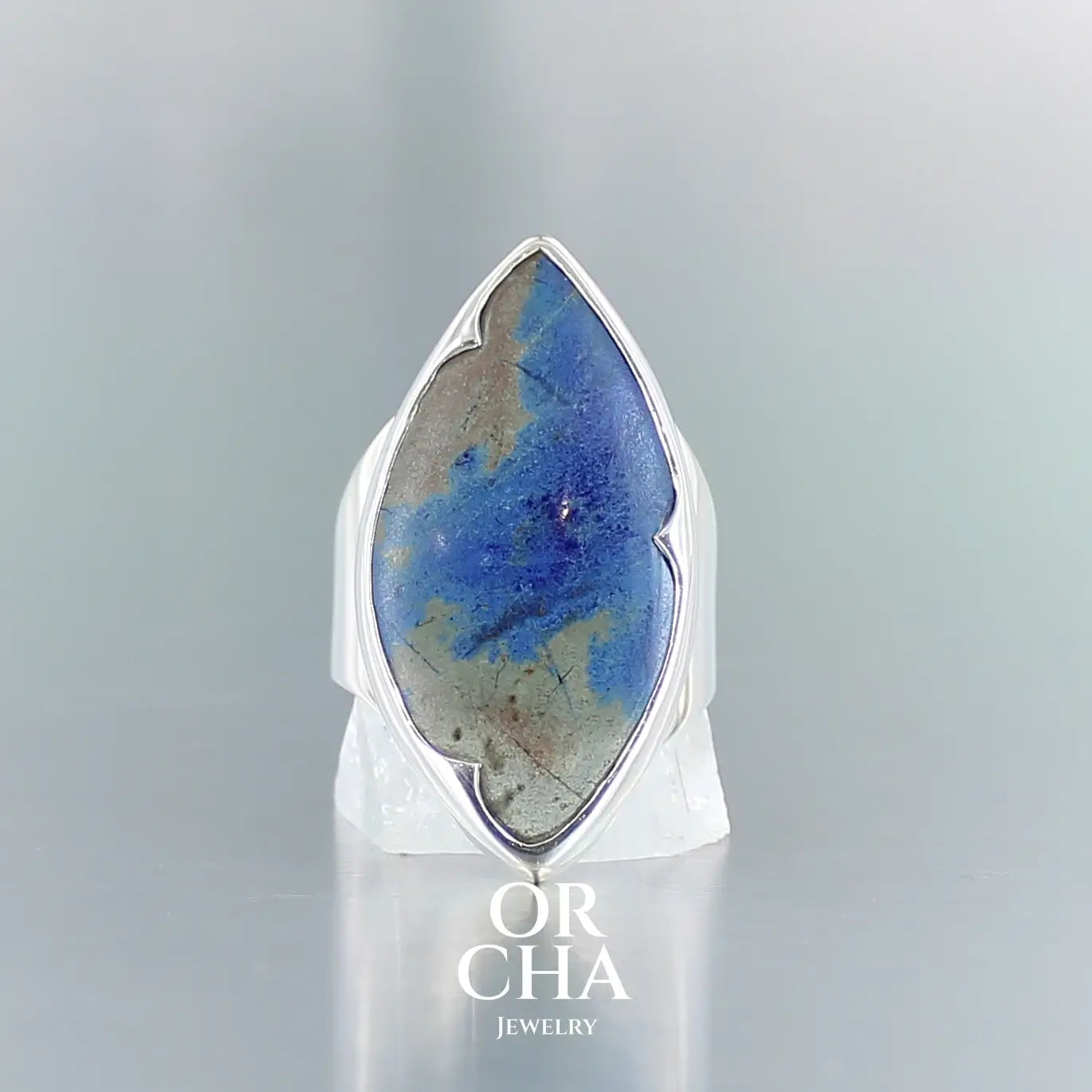 Bague pour femme en argent massif sertie d'une Azurite de Mornci. Pierre naturelle, cabochon de forme libre, de couleur bleu et gris-brun. Qualité opaque. Taille 58. Bijoux unique, éthique et durable présenté dans un coffret de notre marque, prêt à offrir. Livraison offerte, certificat d'authenticité, service client.