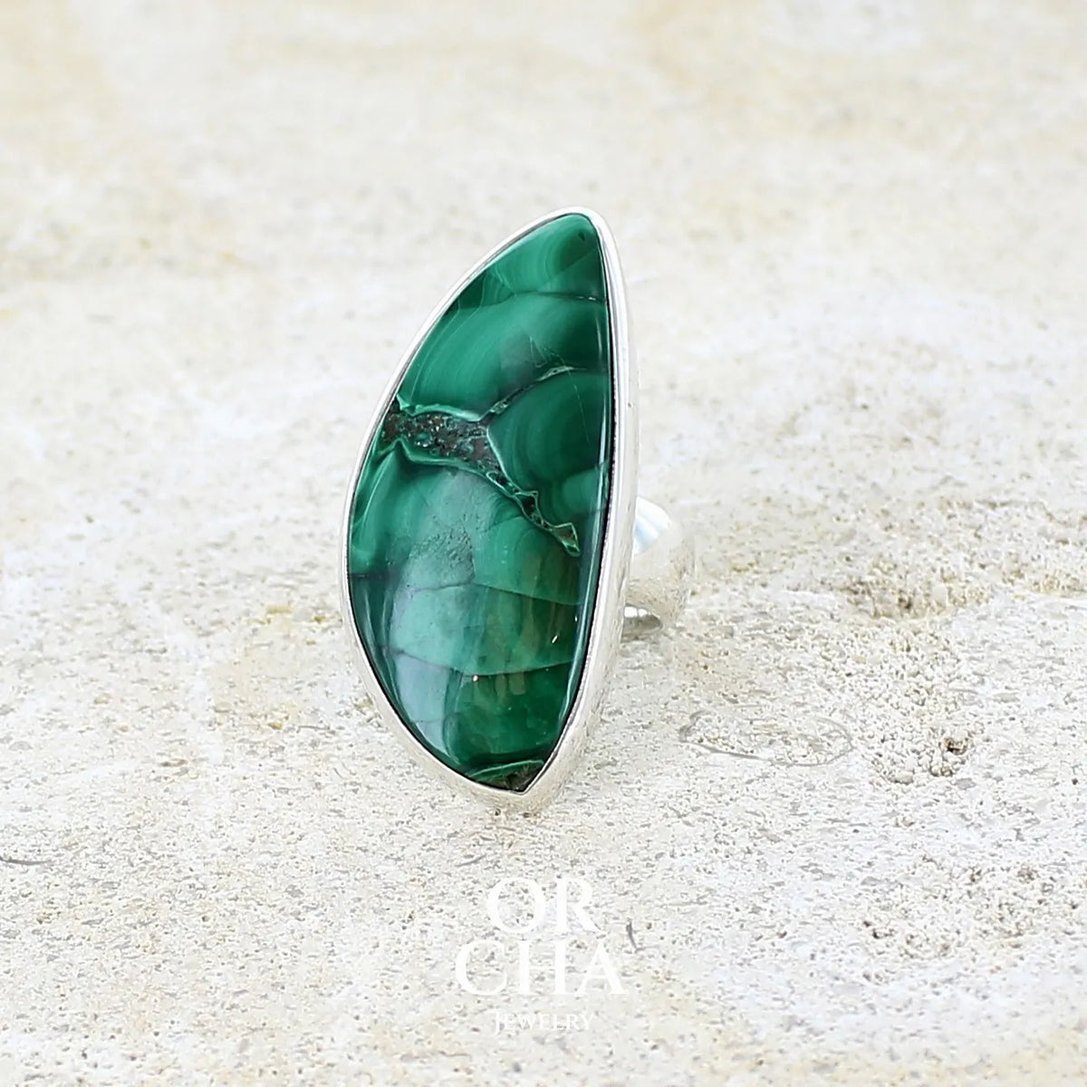 Bague pour femme en argent massif sertie d'un cabochon de Malachite aux couleurs nuancées vertes profondes intenses. Bijoux unique réalise en taille 54 par Orchajewelry