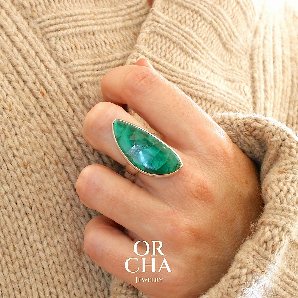 Bague pour femme en argent massif sertie d'un cabochon de Malachite aux couleurs nuancées vertes profondes intenses. Bijoux unique réalise en taille 54 par Orchajewelry