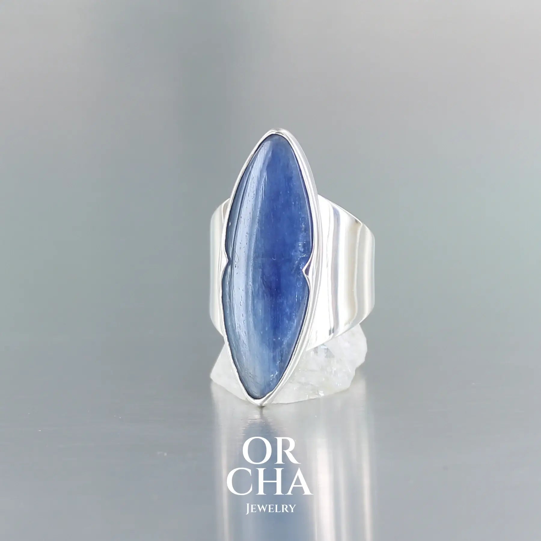 Réservée. Bague en argent avec Cyanite - Orcha