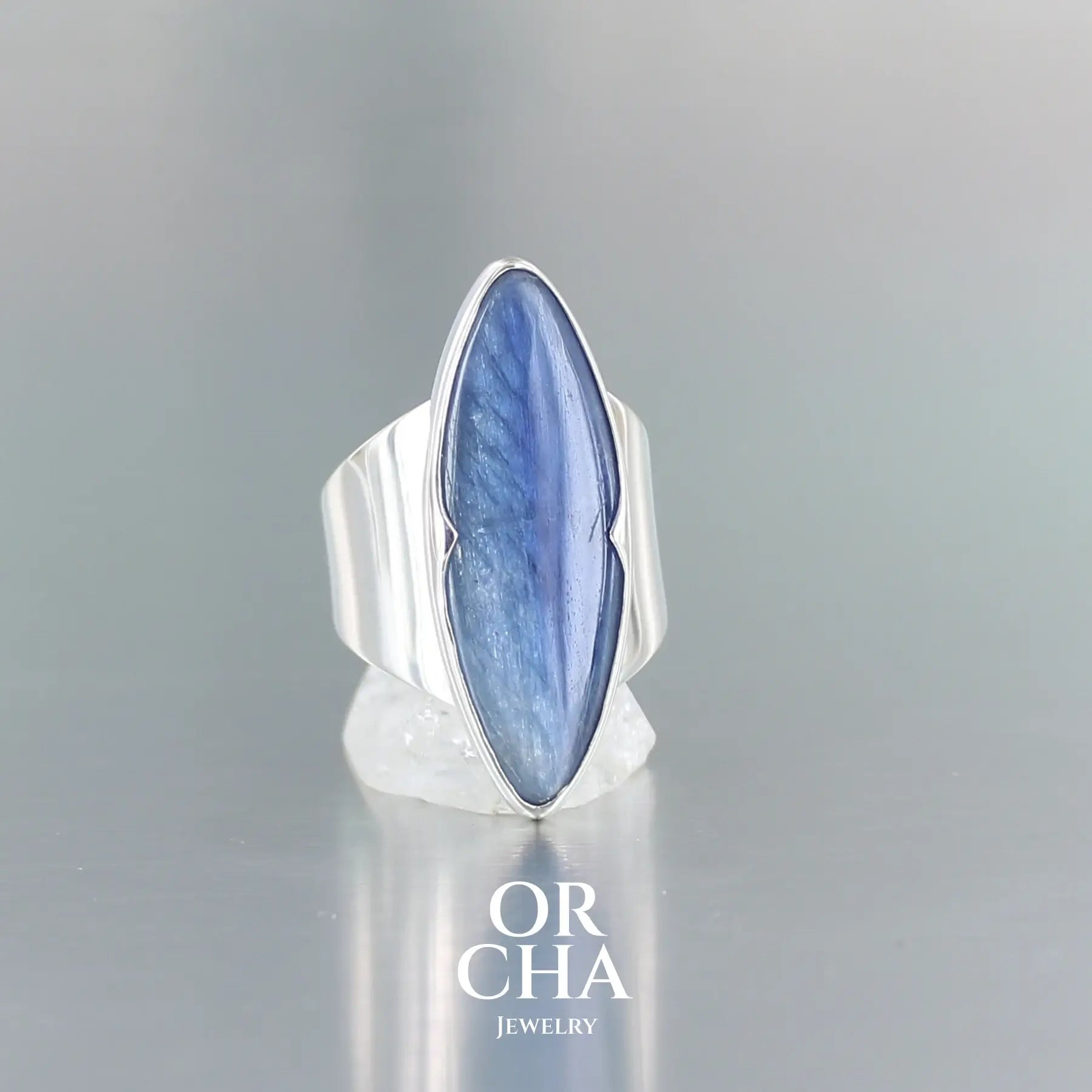 Réservée. Bague en argent avec Cyanite - Orcha