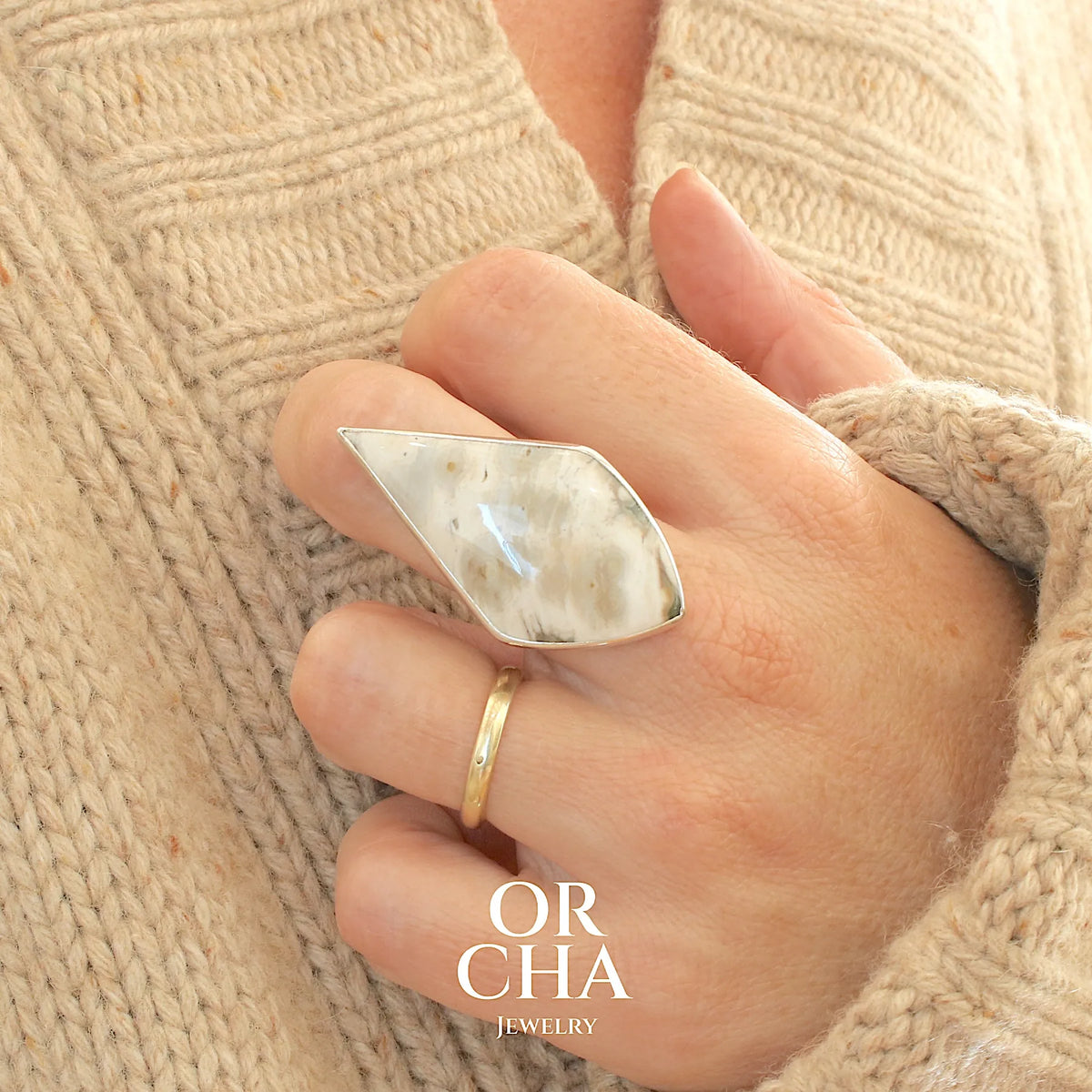 Grande bague pour femme en argent massif sertie d'un cabochon de jaspe orbiculaire de couleur crème, kaki et gris. Pierre naturelle de qualité opaque taillée en forme de losange, Bijou unique réalise en taille 56 par Orcha Jewelry