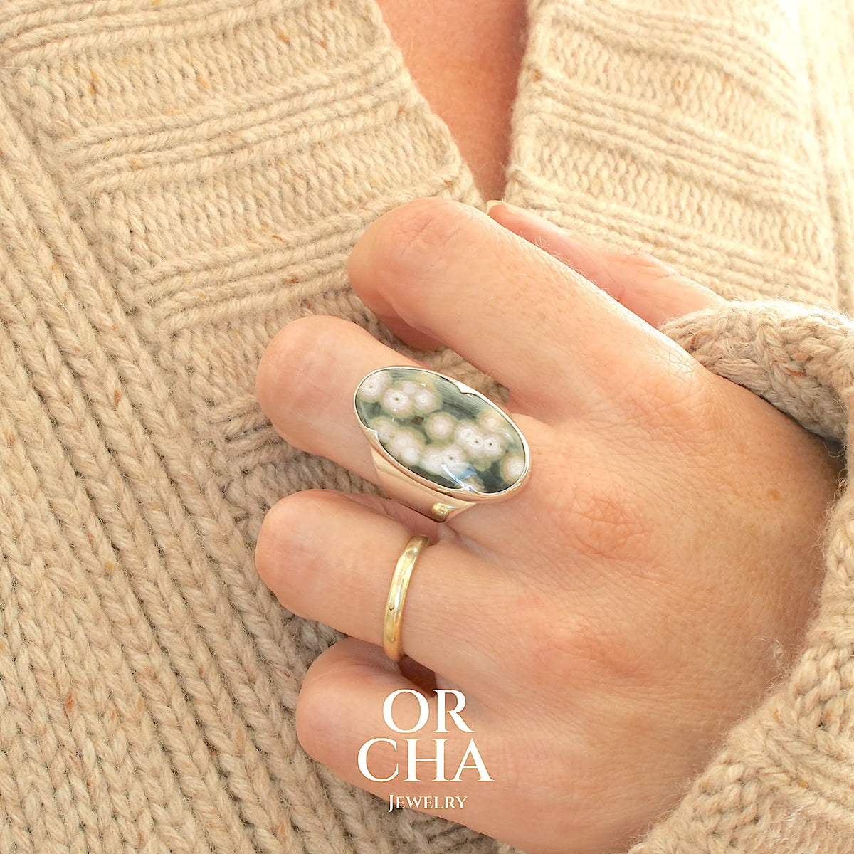 Bague pour femme en argent massif sertie d'un cabochon ovale de jaspe orbiculaire de couleur vert kaki, blanc et rosé. Pierre de qualité opaque. Bijou unique réalisée en taille 58 par Orchajewelry