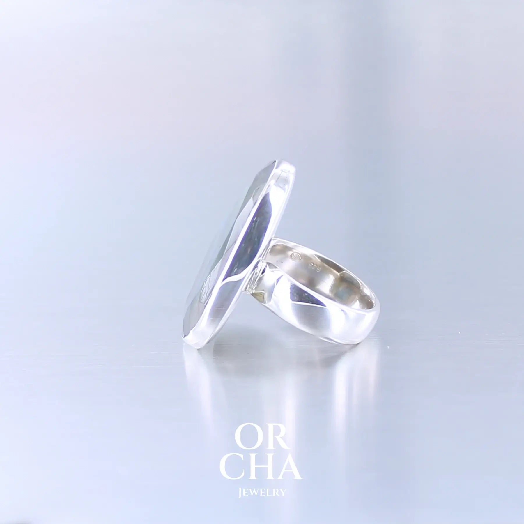 Bague pour femme en argent massif sertie d'une labradorite aux reflets bleus selon la lumière. Pierre facettée naturelle translucide présentant des inclusions fréquents sur ce type de pierre. Taille 58. Bijoux unique, éthique et durable présenté dans un coffret de notre marque, prêt à offrir. Livraison offerte, certificat d'authenticité, service client.