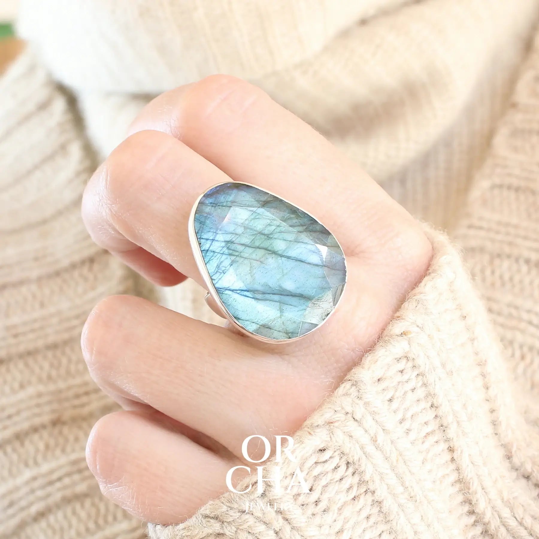 Bague pour femme en argent massif sertie d'une labradorite aux reflets bleus selon la lumière. Pierre facettée naturelle translucide présentant des inclusions fréquents sur ce type de pierre. Taille 58. Bijoux unique, éthique et durable présenté dans un coffret de notre marque, prêt à offrir. Livraison offerte, certificat d'authenticité, service client.