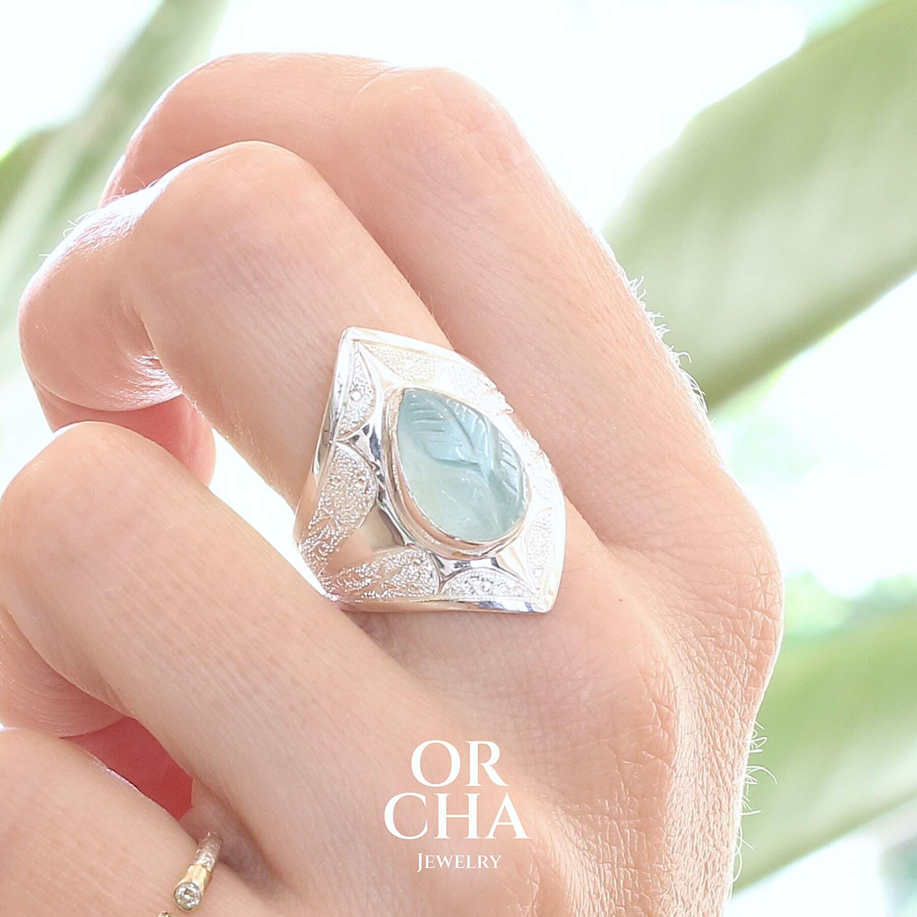 Bague pour femme en argent massif sculptées d'étoiles et autres corps célestes sertie d'une topaze bleue sculptée. Pierre cabochon en forme de goutte de couleur bleu ciel lumineux. Bague réalisée en taille 60. Bijoux unique, éthique et durable présenté dans un coffret de notre marque, prêt à offrir. Livraison offerte, certificat d'authenticité, service client.