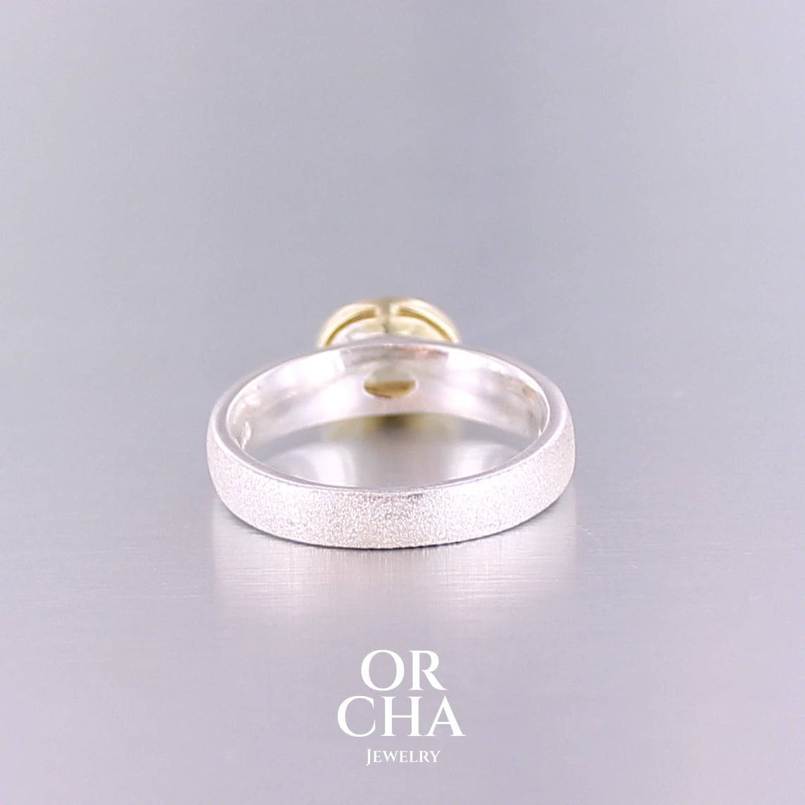 Bague anneau pour femme en argent massif et or sertie d'une Citrine. Pierre facettée de forme ovale, de qualité transparente, propre à l'oeil. Pierre naturelle de couleur jaune doré lumineux. Bijoux unique, éthique et durable présenté dans un coffret de notre marque, prêt à offrir. Livraison offerte, certificat d'authenticité, service client.