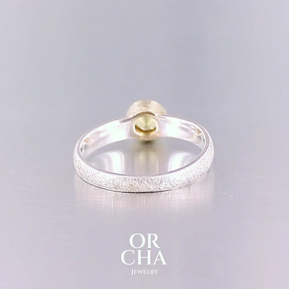 Vue arrière d'une bague anneau pour femme en argent massif et or sertie d'une Héliodore. Pierre facettée de forme ronde, de qualité transparente, propre à l'oeil. Pierre naturelle de couleur jaune doré lumineux. Bijoux unique, éthique et durable présenté dans un coffret de notre marque, prêt à offrir. Livraison offerte, certificat d'authenticité, service client.