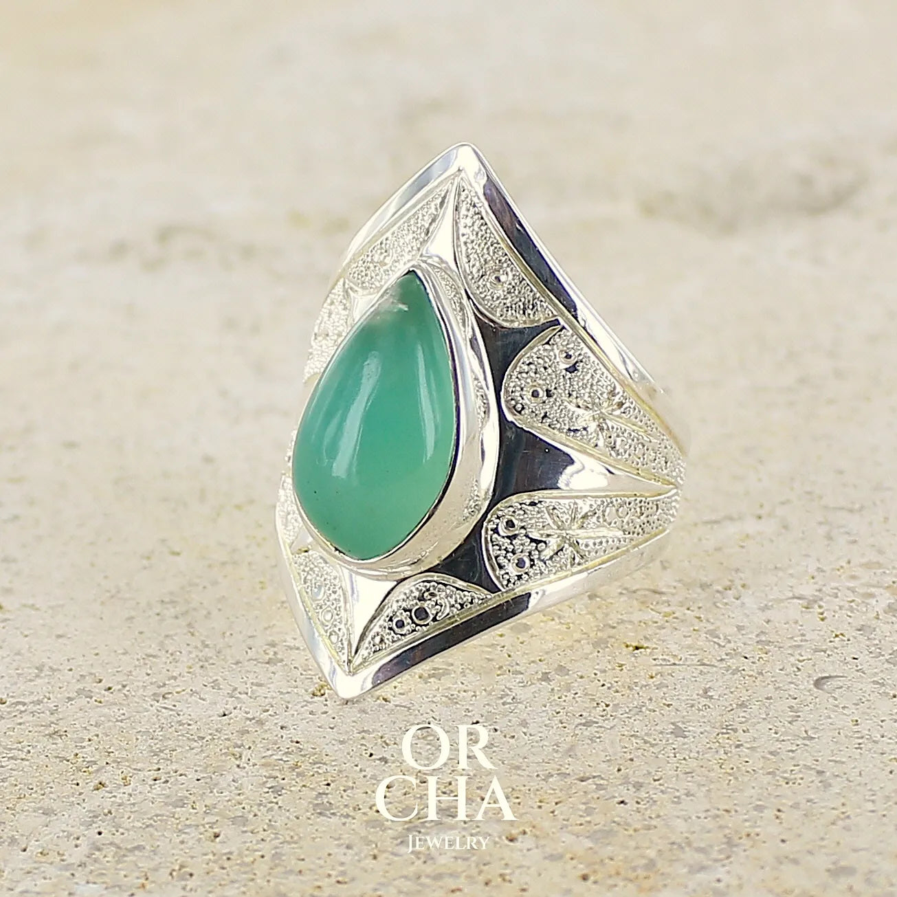 Grande Bague marquise pour femme en argent massif, sertie d'un cabochon de calcédoine bleue verte. Pierre taillée de en forme de goutte. Pierre translucide. bijou unique réalisée en taille 54 par Orcha Jewelry