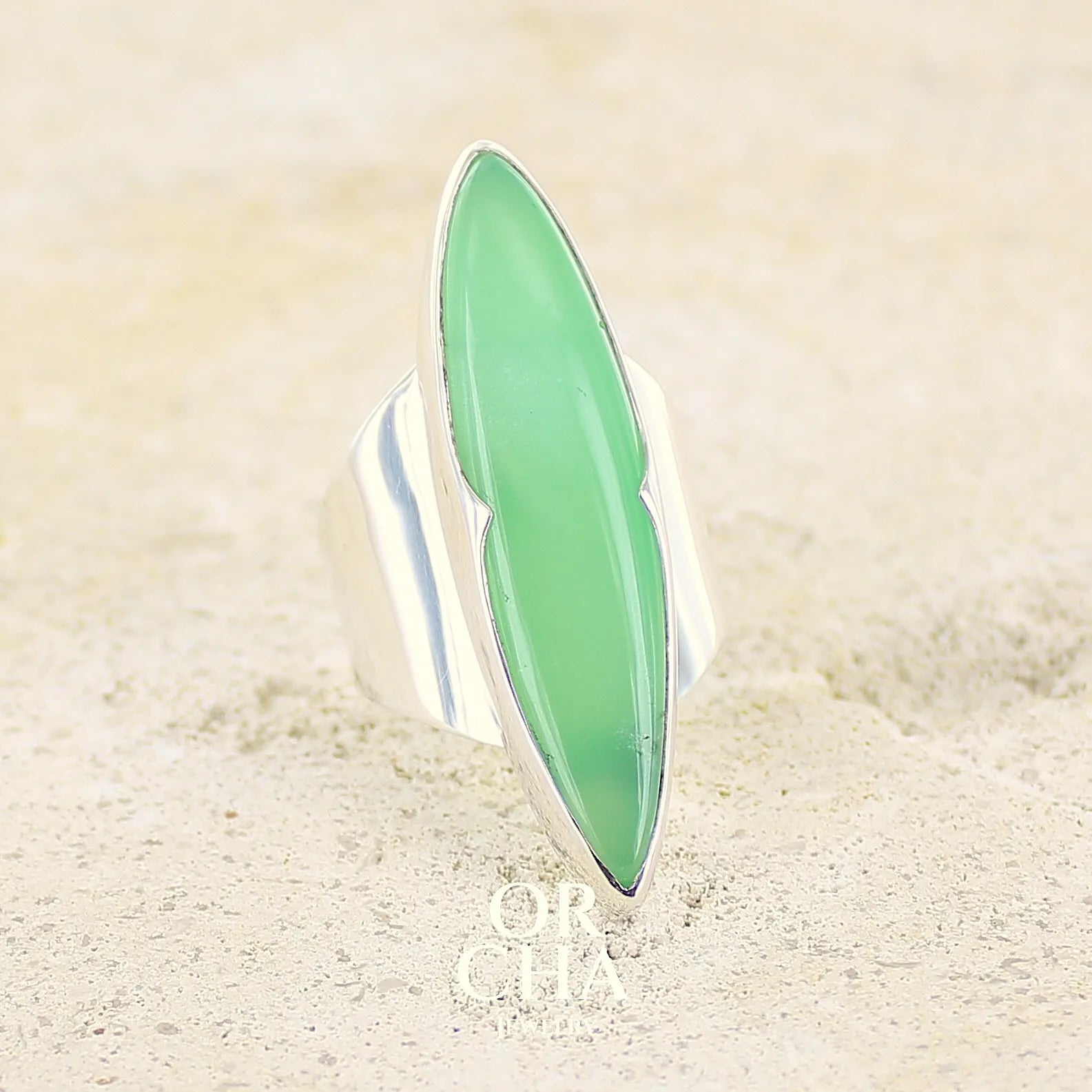 Bague marquise pour femme en argent massif, sertie d'un cabochon de Chrysoprase. Pierre vert pomme de qualité opaque. Bijoux unique réalisé en taille 58 par Orcha jewelry