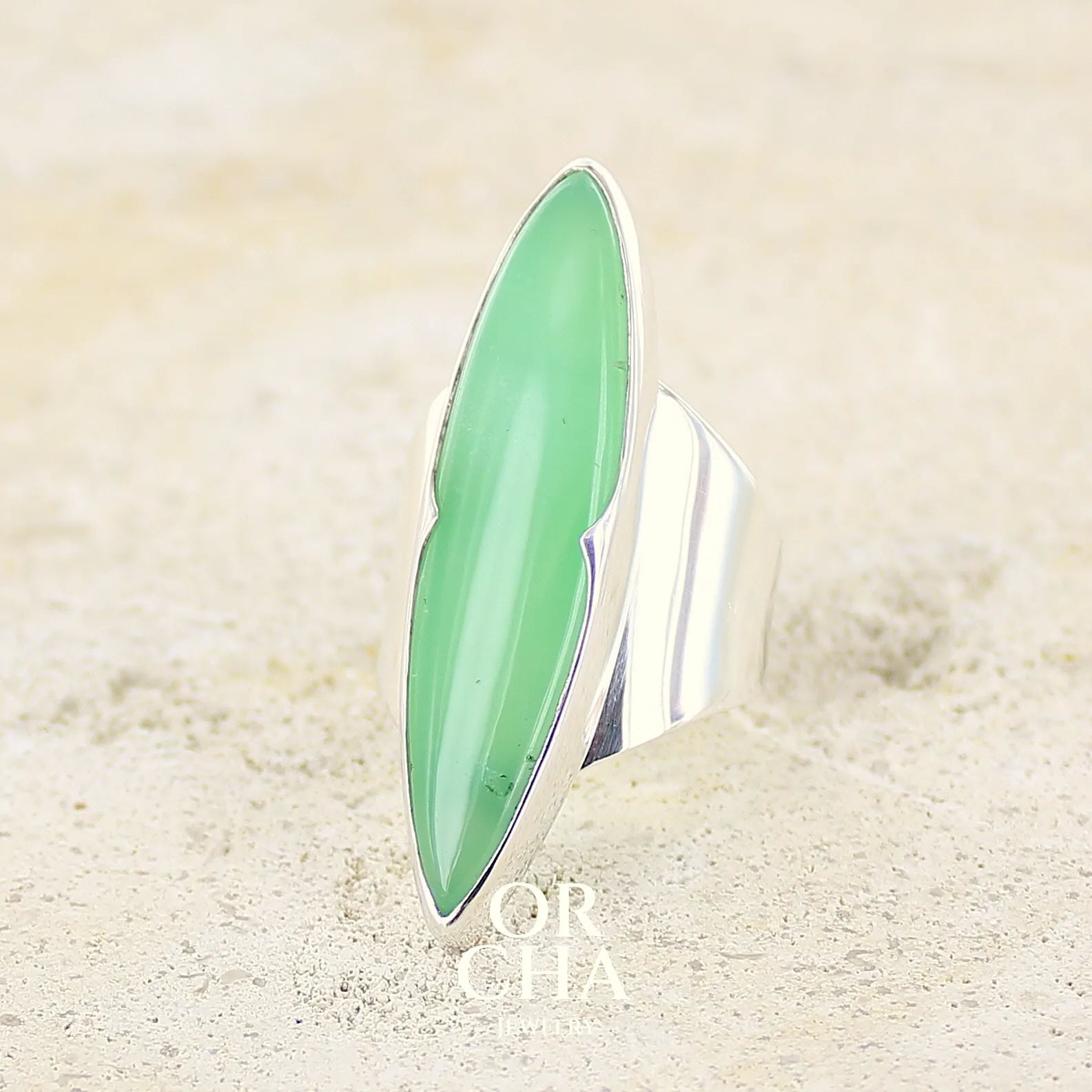 Bague marquise pour femme en argent massif, sertie d'un cabochon de Chrysoprase. Pierre vert pomme de qualité opaque. Bijoux unique réalisé en taille 58 par Orcha jewelry