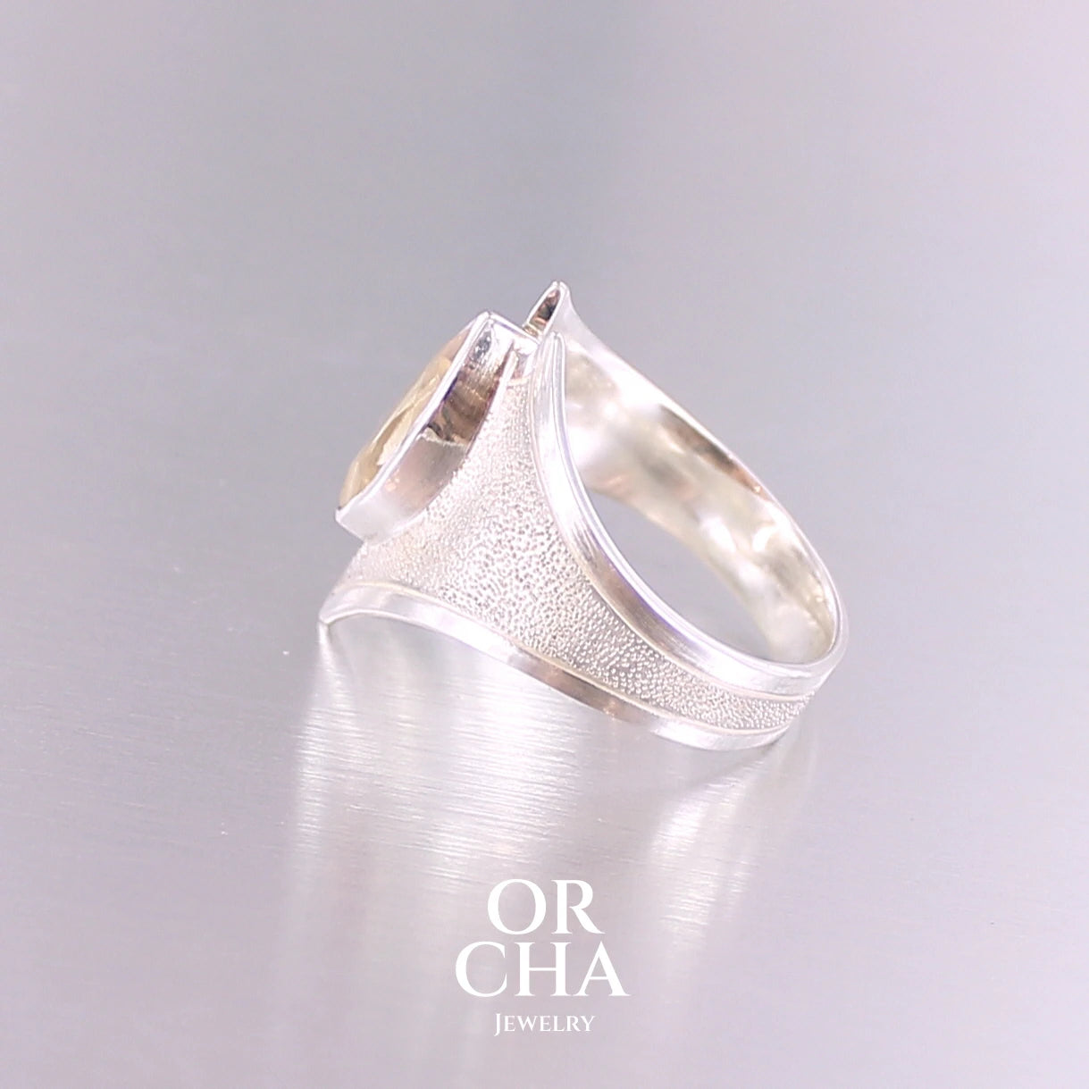 Bague contemporaine en forme pour femme en argent massif sertie d'une Citrine. Pierre facettée en forme de marquise de qualité transparente, propre à l'oeil. Pierre naturelle de couleur jaune doré lumineux. Bijoux unique, éthique et durable présenté dans un coffret de notre marque, prêt à offrir. Livraison offerte, certificat d'authenticité, service client.