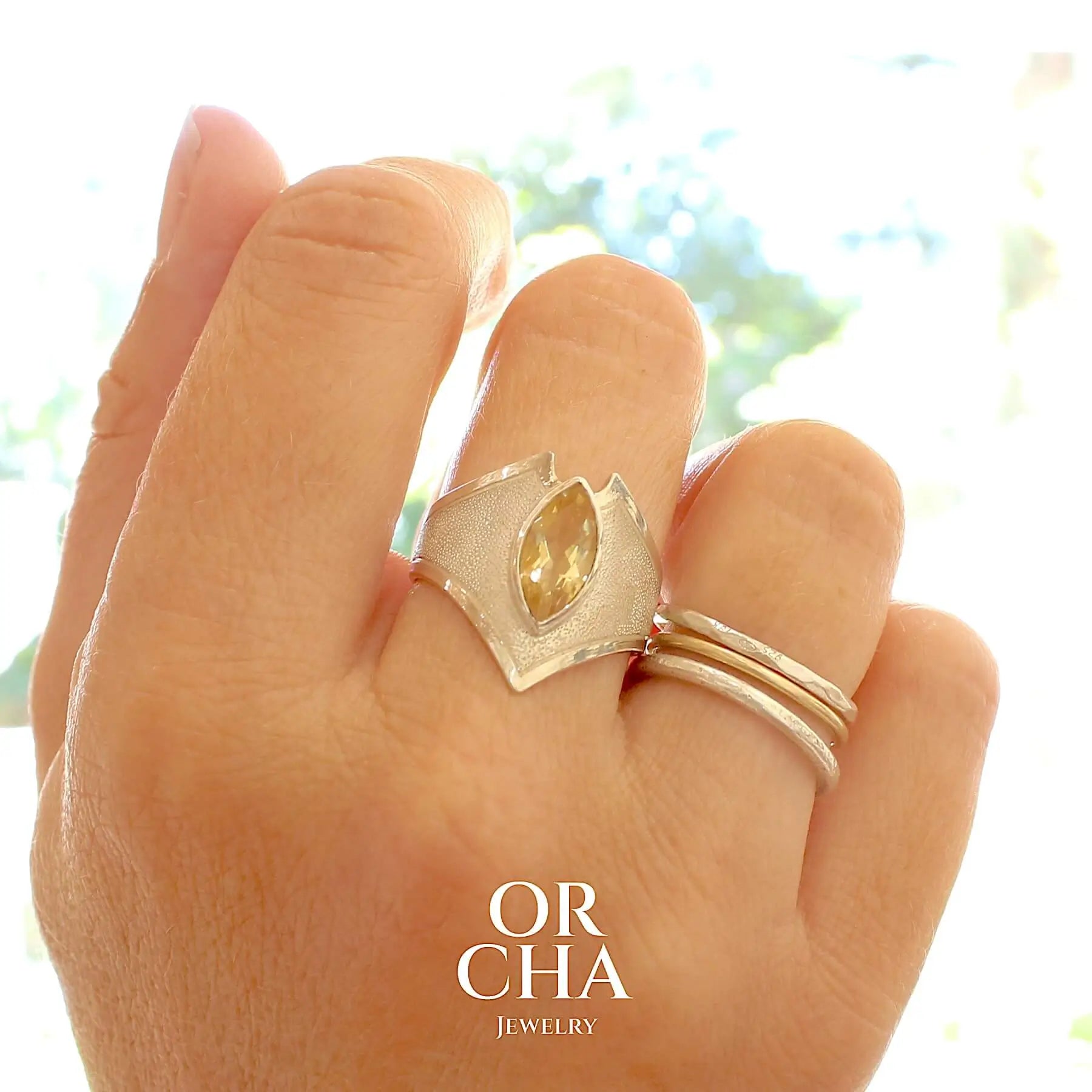 Bague contemporaine en forme pour femme en argent massif sertie d'une Citrine. Pierre facettée en forme de marquise de qualité transparente, propre à l'oeil. Pierre naturelle de couleur jaune doré lumineux. Bijoux unique, éthique et durable présenté dans un coffret de notre marque, prêt à offrir. Livraison offerte, certificat d'authenticité, service client.