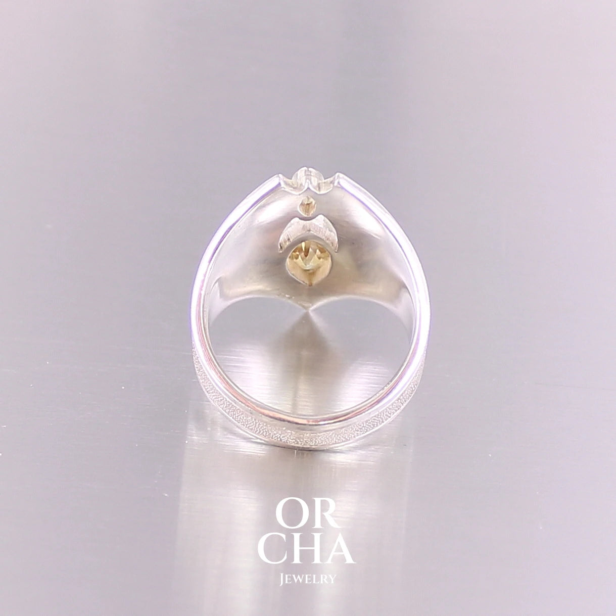 Grande bague contemporaine pour femme en argent massif sertie de Citrines. Pierre facettée en forme de marquise de qualité transparente, propre à l'oeil. Pierre naturelle de couleur jaune doré lumineux. Bijoux unique, éthique et durable présenté dans un coffret de notre marque, prêt à offrir. Livraison offerte, certificat d'authenticité, service client.