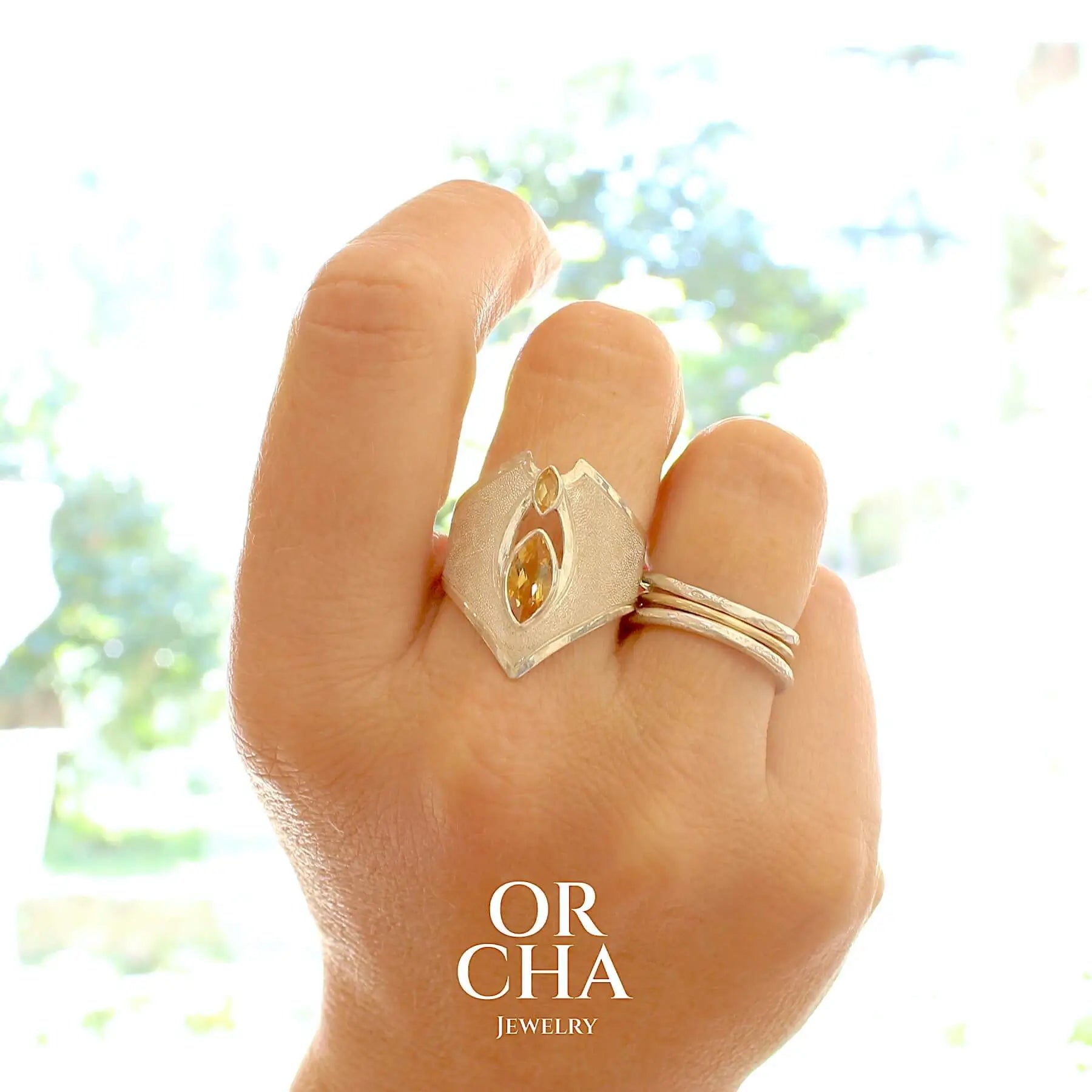 Grande bague contemporaine pour femme en argent massif sertie de Citrines. Pierre facettée en forme de marquise de qualité transparente, propre à l'oeil. Pierre naturelle de couleur jaune doré lumineux. Bijoux unique, éthique et durable présenté dans un coffret de notre marque, prêt à offrir. Livraison offerte, certificat d'authenticité, service client.