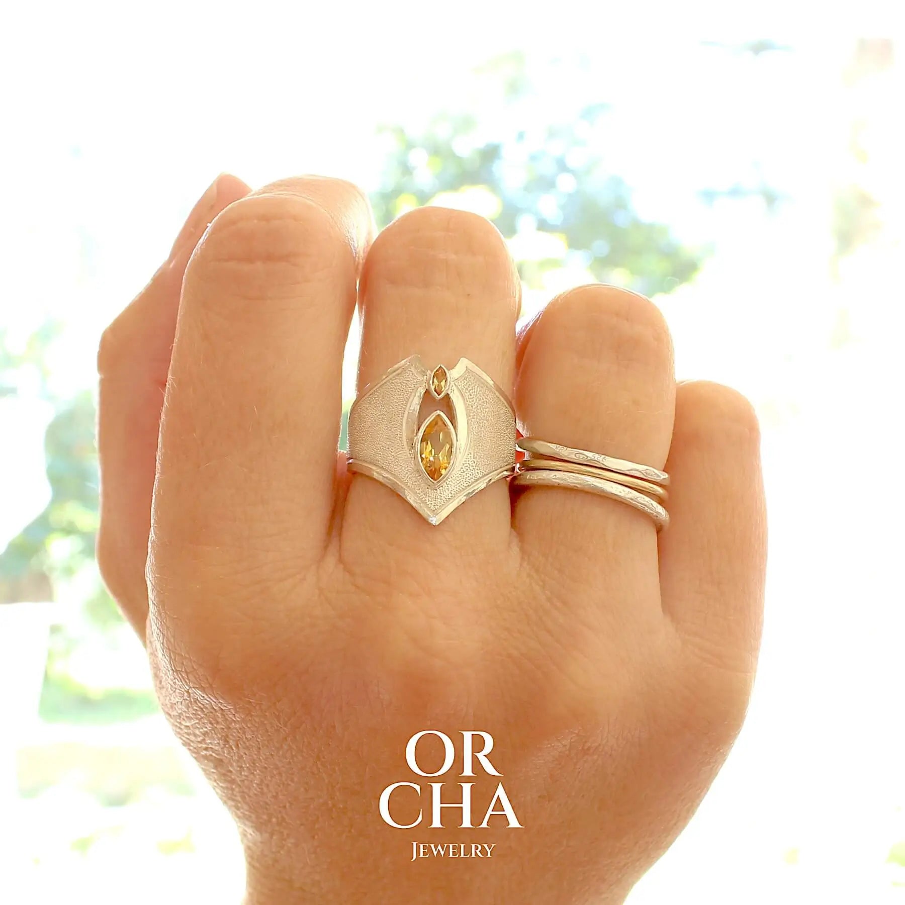 Grande bague contemporaine pour femme en argent massif sertie de Citrines. Pierre facettée en forme de marquise de qualité transparente, propre à l'oeil. Pierre naturelle de couleur jaune doré lumineux. Bijoux unique, éthique et durable présenté dans un coffret de notre marque, prêt à offrir. Livraison offerte, certificat d'authenticité, service client.