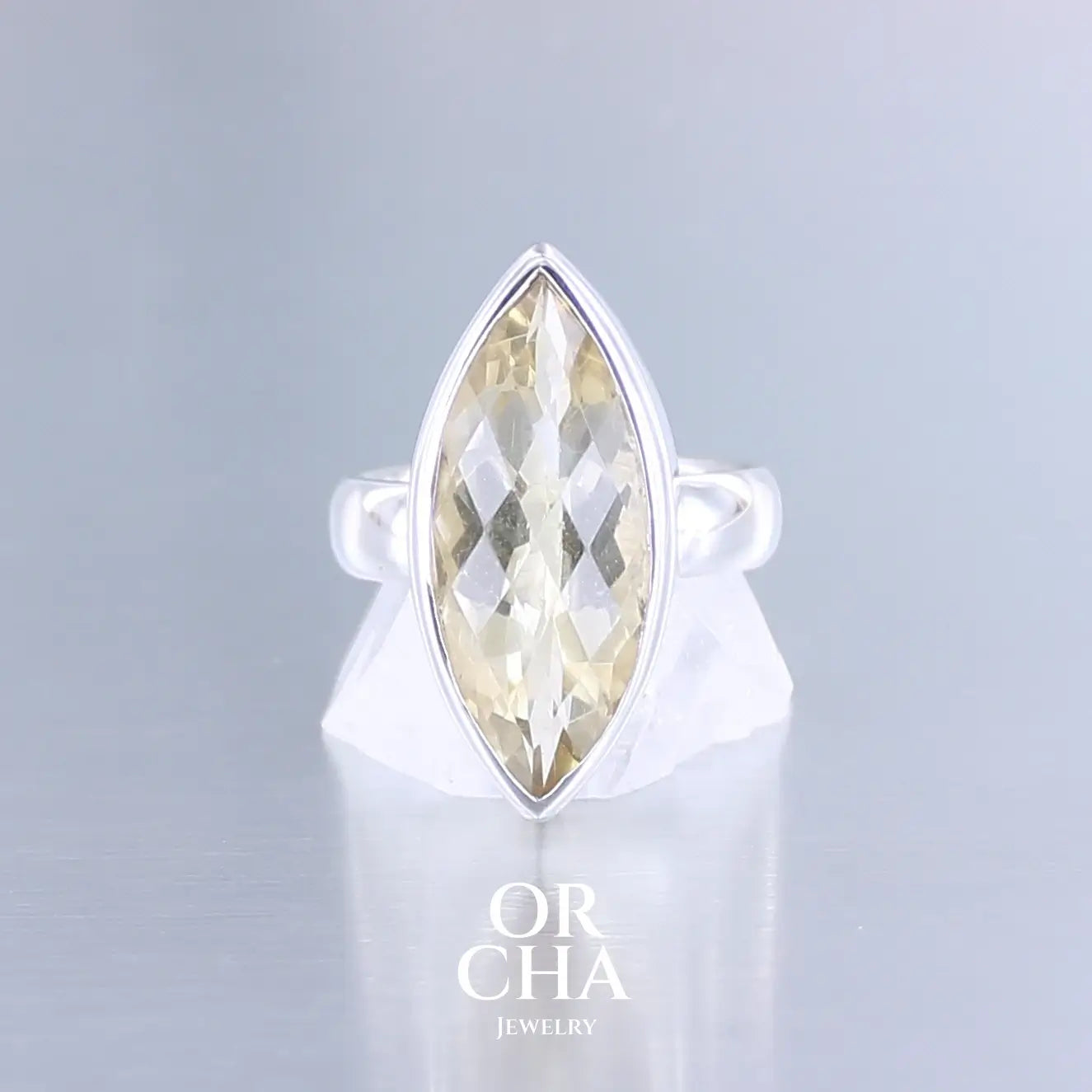 Bague citrine dorée marquise argent 925 fait main. Pierre naturelle du Brésil aux reflets solaires. Bijou artisanal unique, sertissage sur mesure. Bijoux unique, éthique et durable présenté dans un coffret de notre marque, prêt à offrir. Livraison offerte, certificat d'authenticité, service client