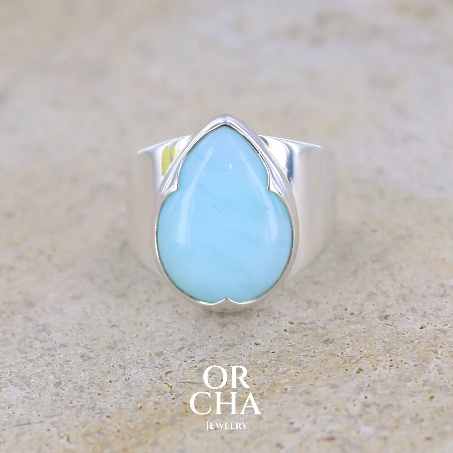 Bague pour femme en argent massif sertie d'une Opale bleue du Pérou. Pierre naturelle de couleur bleu ciel, taillée en cabochon en forme de goutte, de qualité opaque. Taille 51. Bijoux unique, éthique et durable présenté dans un coffret de notre marque, prêt à offrir. Livraison offerte, certificat d'authenticité, service client.