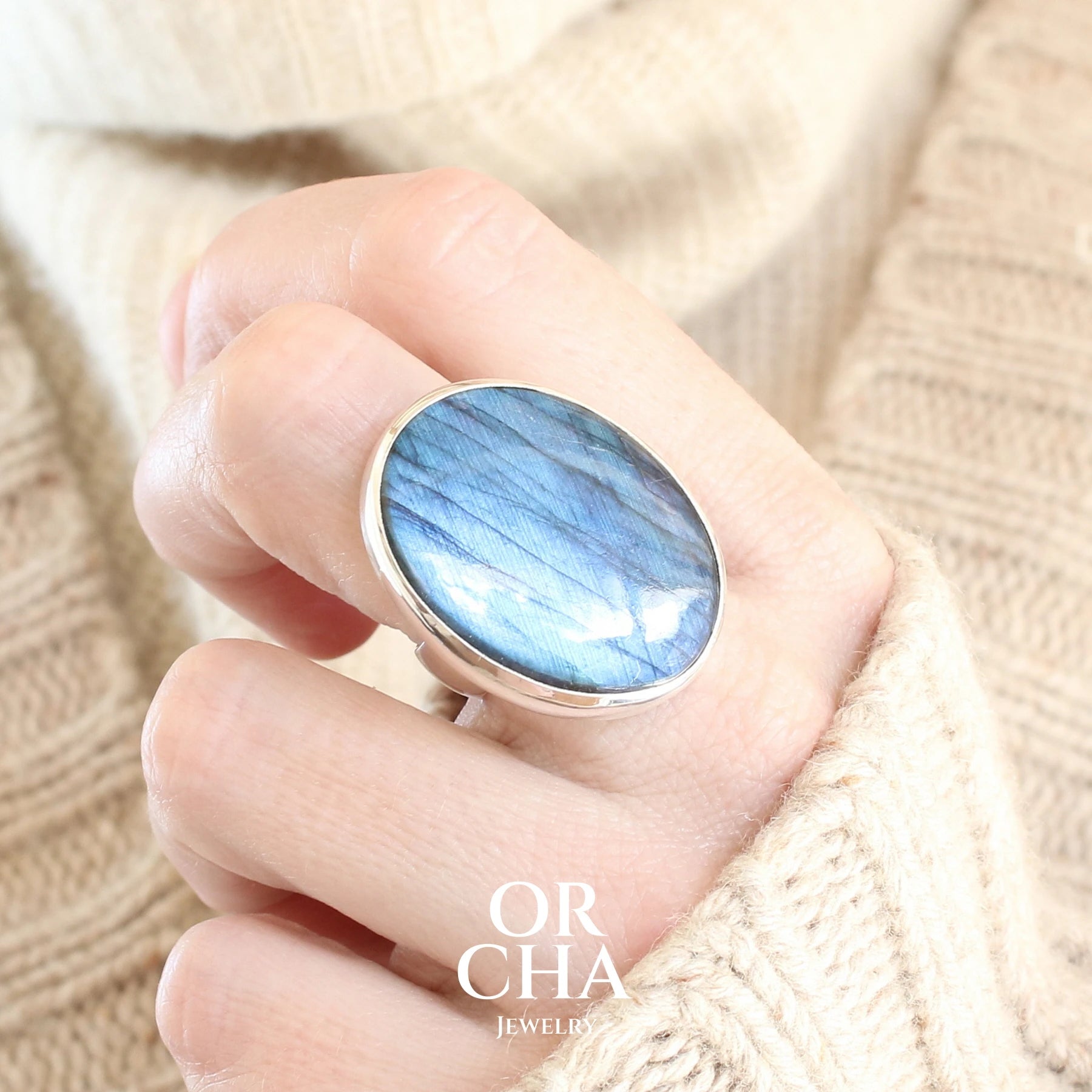 Bague de créateur, unique, pour femme en argent massif sertie d'une labradorite aux reflets bleus nuit selon la lumière. Pierre naturelle translucide présentant des inclusions fréquents sur ce type de pierre. Taille 56. Bijoux unique, éthique et durable présenté dans un coffret de notre marque, prêt à offrir. Livraison offerte, certificat d'authenticité, service client.