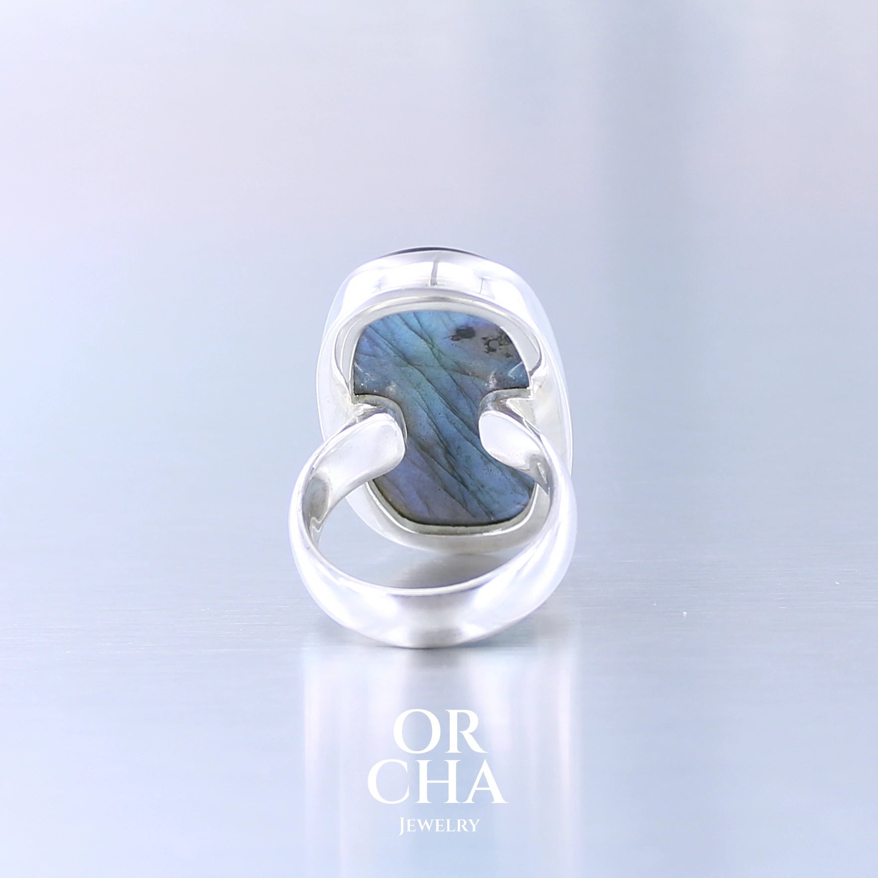 Bague unique pour femme en argent massif sertie d'une labradorite aux reflets bleus électrique selon la lumière. Pierre naturelle translucide présentant des inclusions fréquents sur ce type de pierre. Taille 60. Bijoux unique, éthique et durable présenté dans un coffret de notre marque, prêt à offrir. Livraison offerte, certificat d'authenticité, service client.