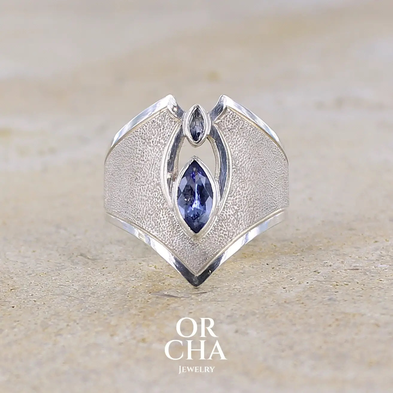 Bague marquise pour femme, en argent massif sertie de tanzanites bleu lavande. Pierres facettées en forme de navette. Pierre gemme lumineuse et propre à l'oeil. Taille 55. Bijoux unique, éthique et durable présenté dans un coffret de notre marque, prêt à offrir. Livraison offerte, certificat d'authenticité, service client.