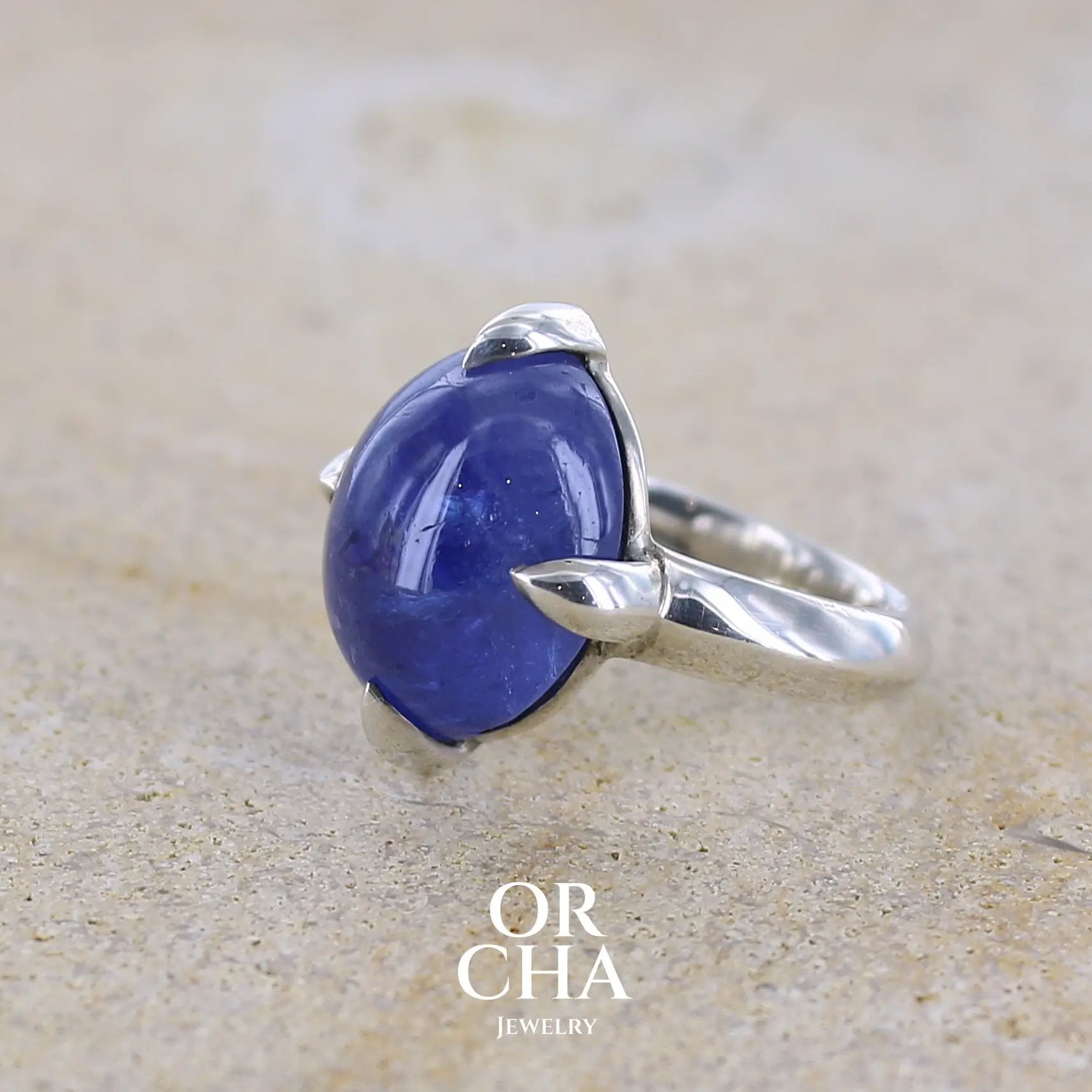Bague tanzanite cabochon sertie griffes en argent massif — pièce unique - Sauvage