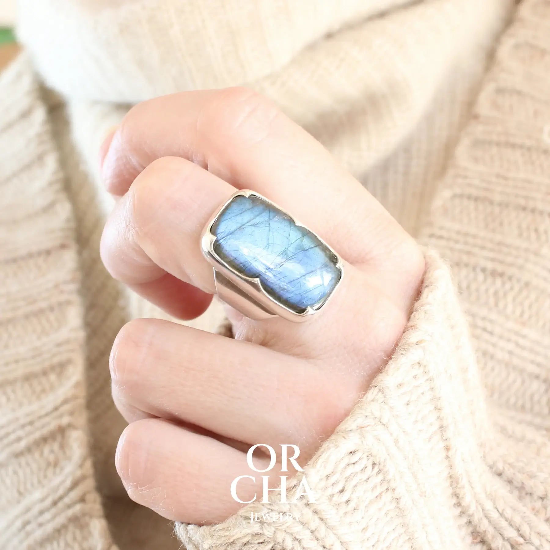 Bague unique pour femme en argent massif sertie d'une labradorite aux reflets bleus selon la lumière. Pierre cabochon naturelle translucide présentant des inclusions fréquents sur ce type de pierre. Taille 56. Bijoux unique, éthique et durable présenté dans un coffret de notre marque, prêt à offrir. Livraison offerte, certificat d'authenticité, service client.