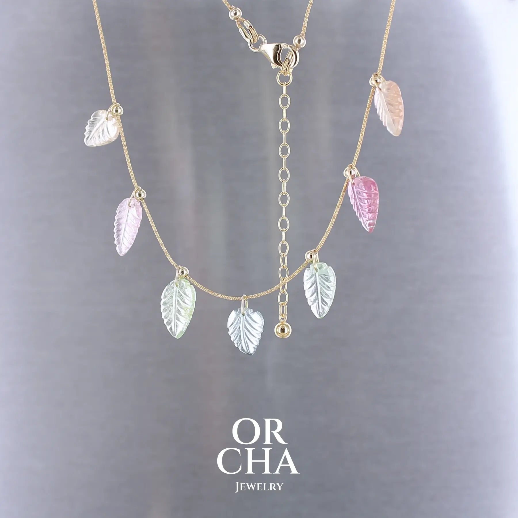 Collier pour femme orné de tourmalines roses, vertes, bleues et pêches, sculptées à la main en 3 dimensions en forme de feuilles et serties en or 18k. Les pendentifs sont montés sur un collier corde doré scintillant, les apprêts utilisé sont en Gold filled ( or laminé ). Longueur ajustable de 40 cm à 45 cm. Bijoux unique, éthique et durable présenté dans un coffret de notre marque, prêt à offrir. Livraison offerte, certificat d'authenticité, service client.