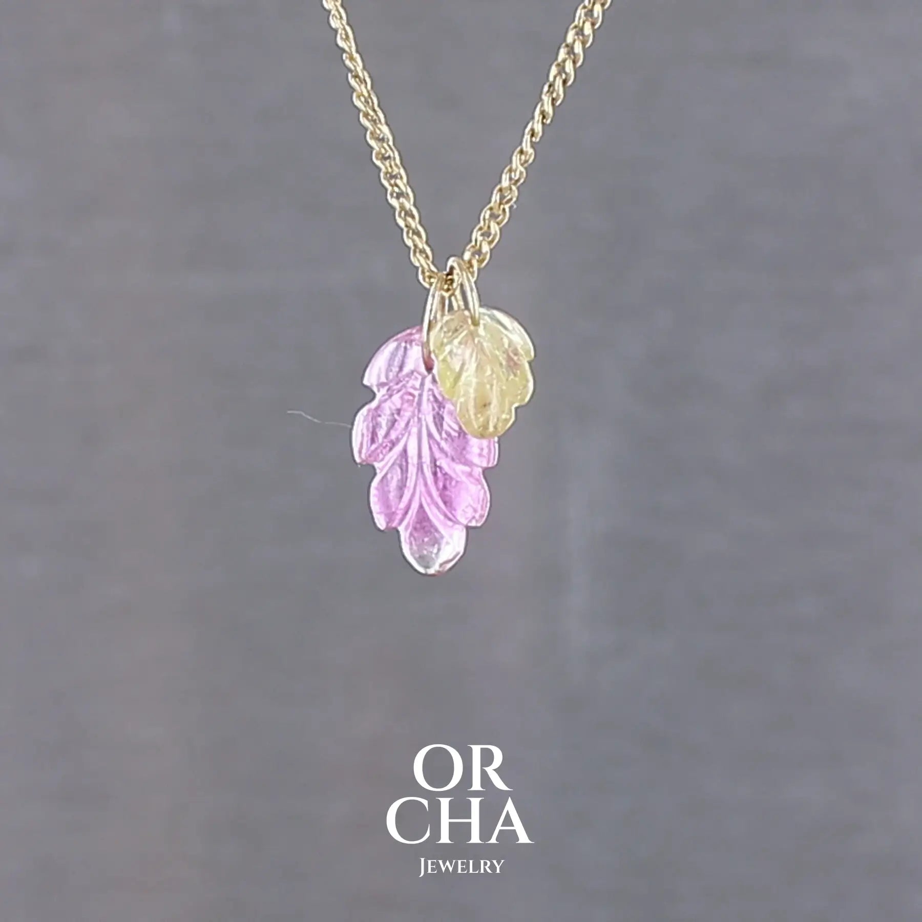 Collier pour femme orné de deux tourmalines, l'une rose et l'autre jaune sculptées à la main en 3 dimensions en forme de feuilles et serties en or 18k. Les pendentifs sont montés sur une chaine en Gold filled ( or laminé ) d'une longueur de 45 cm. Bijoux unique, éthique et durable présenté dans un coffret de notre marque, prêt à offrir. Livraison offerte, certificat d'authenticité, service client.