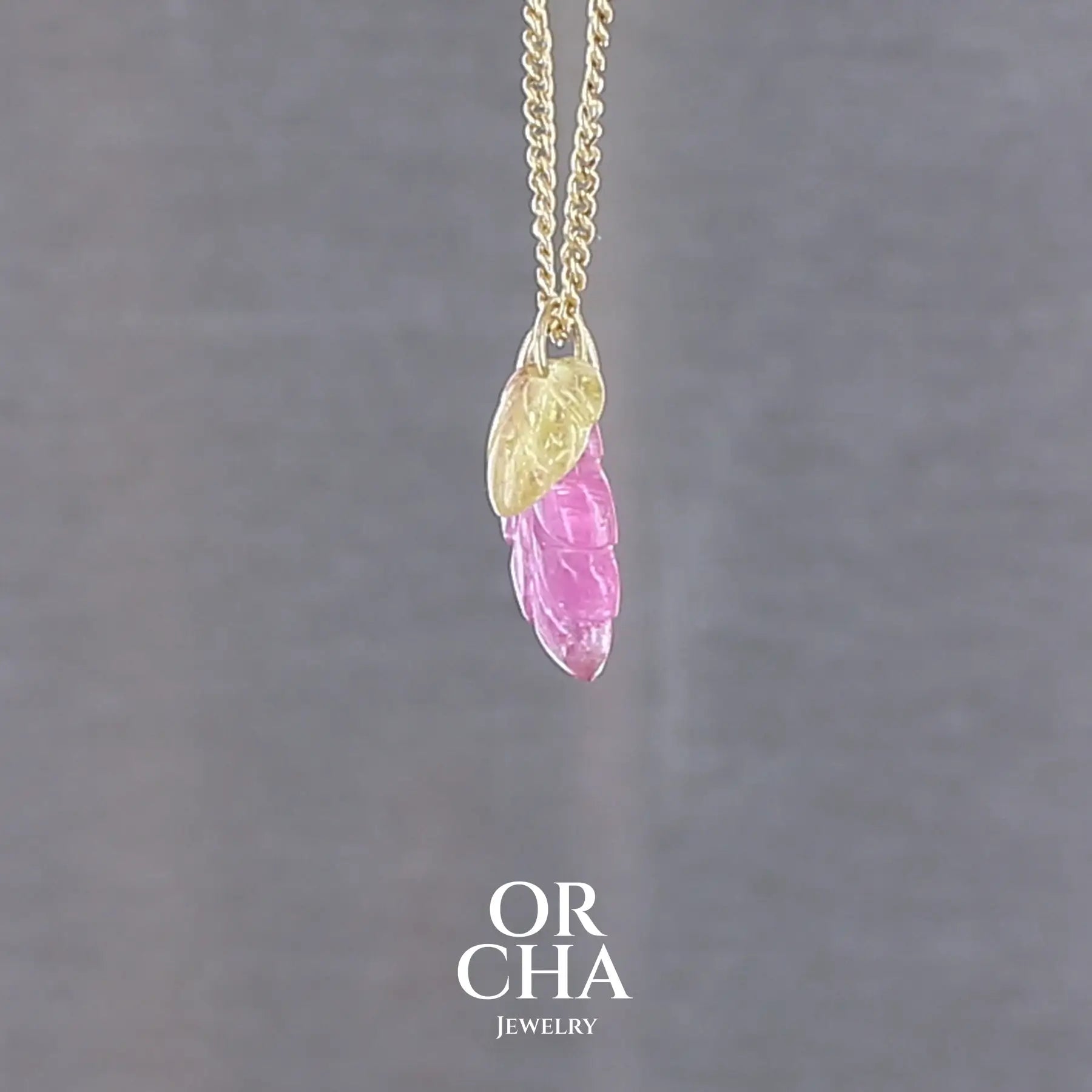 Collier pour femme orné de deux tourmalines, l'une rose et l'autre jaune sculptées à la main en 3 dimensions en forme de feuilles et serties en or 18k. Les pendentifs sont montés sur une chaine en Gold filled ( or laminé ) d'une longueur de 45 cm. Bijoux unique, éthique et durable présenté dans un coffret de notre marque, prêt à offrir. Livraison offerte, certificat d'authenticité, service client.