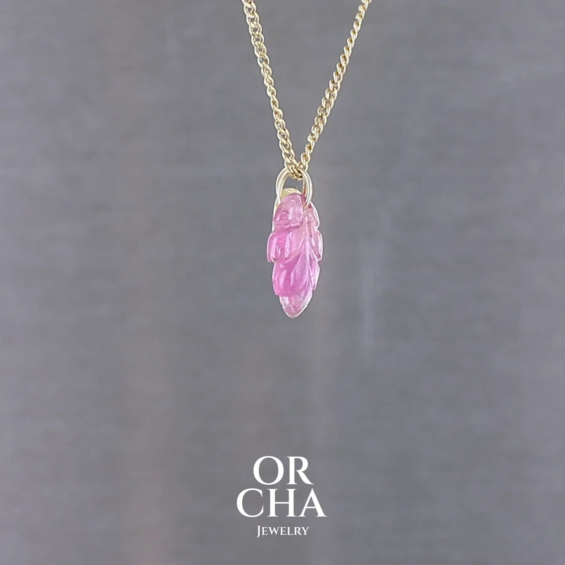 Collier pour femme orné de deux tourmalines, l'une rose et l'autre jaune sculptées à la main en 3 dimensions en forme de feuilles et serties en or 18k. Les pendentifs sont montés sur une chaine en Gold filled ( or laminé ) d'une longueur de 45 cm. Bijoux unique, éthique et durable présenté dans un coffret de notre marque, prêt à offrir. Livraison offerte, certificat d'authenticité, service client.