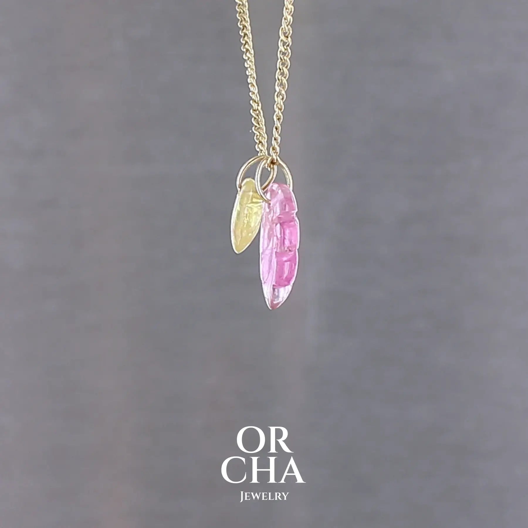 Collier pour femme orné de deux tourmalines, l'une rose et l'autre jaune sculptées à la main en 3 dimensions en forme de feuilles et serties en or 18k. Les pendentifs sont montés sur une chaine en Gold filled ( or laminé ) d'une longueur de 45 cm. Bijoux unique, éthique et durable présenté dans un coffret de notre marque, prêt à offrir. Livraison offerte, certificat d'authenticité, service client.