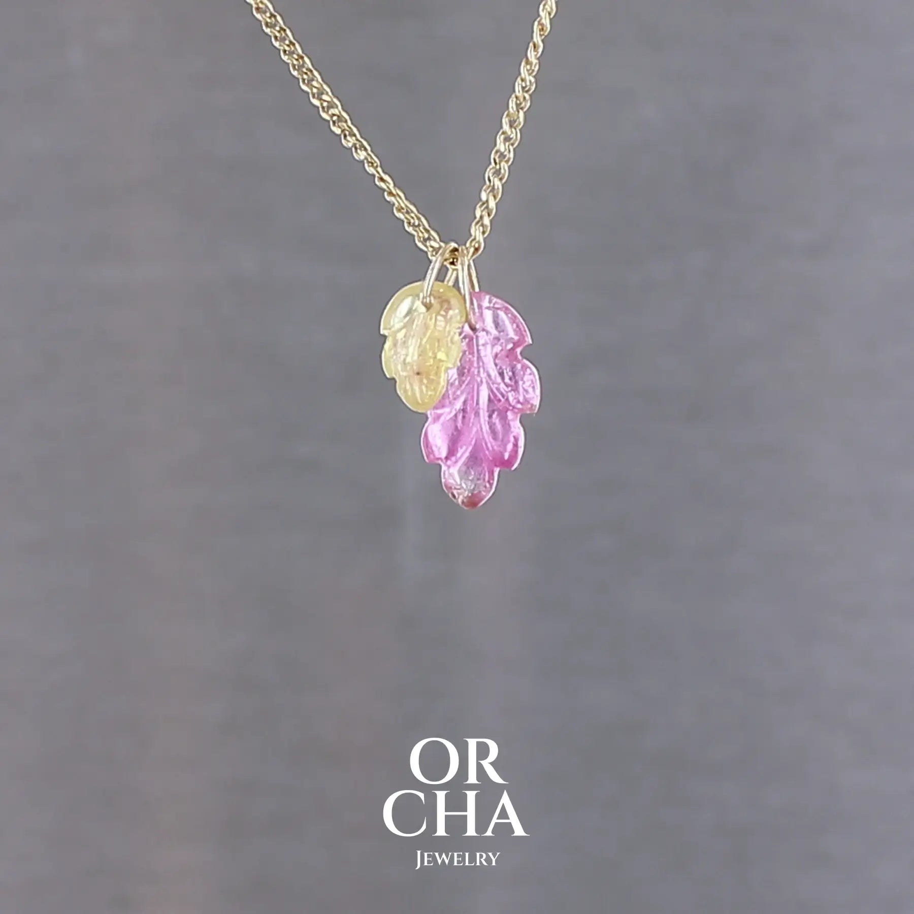 Collier pour femme orné de deux tourmalines, l'une rose et l'autre jaune sculptées à la main en 3 dimensions en forme de feuilles et serties en or 18k. Les pendentifs sont montés sur une chaine en Gold filled ( or laminé ) d'une longueur de 45 cm. Bijoux unique, éthique et durable présenté dans un coffret de notre marque, prêt à offrir. Livraison offerte, certificat d'authenticité, service client.