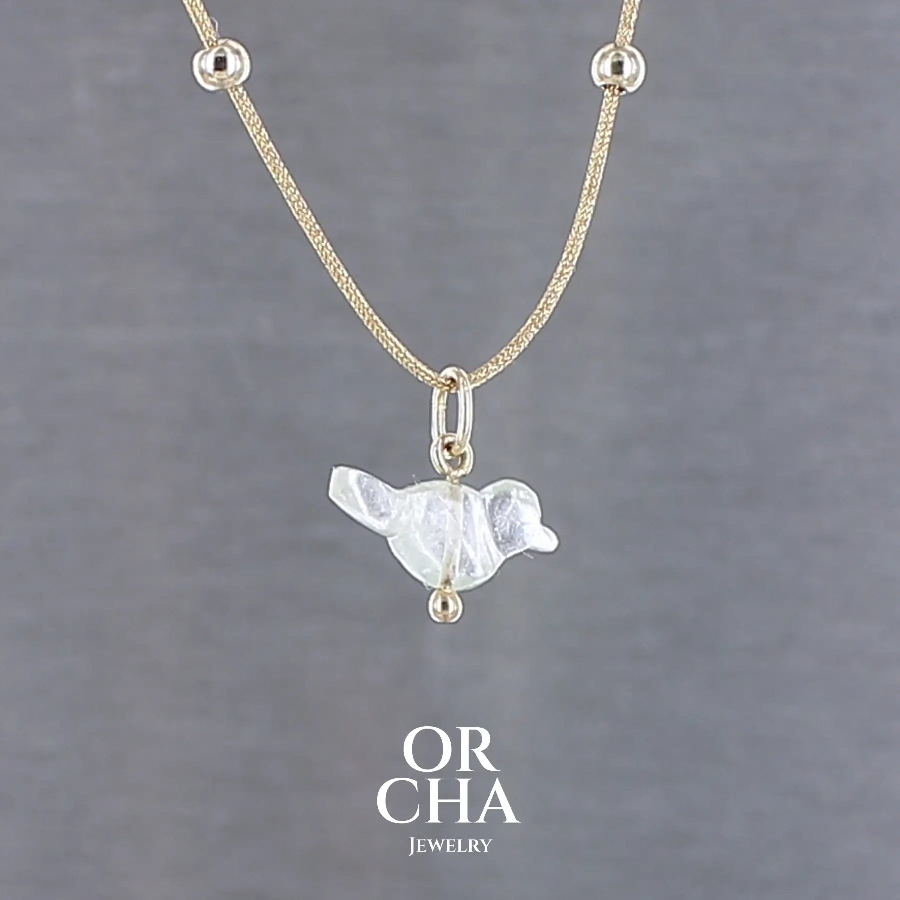 Collier pour femme orné d'une tourmaline vert d'eau très clair, sculptée à la main en 3 dimensions en forme d'oiseau, sertie en or 18k. Le pendentif est monté sur un collier corde doré scintillant, les apprêts utilisé sont en Gold filled ( or laminé ). Longueur ajustable de 40 cm à 45 cm. Bijoux unique, éthique et durable présenté dans un coffret de notre marque, prêt à offrir. Livraison offerte, certificat d'authenticité, service client.