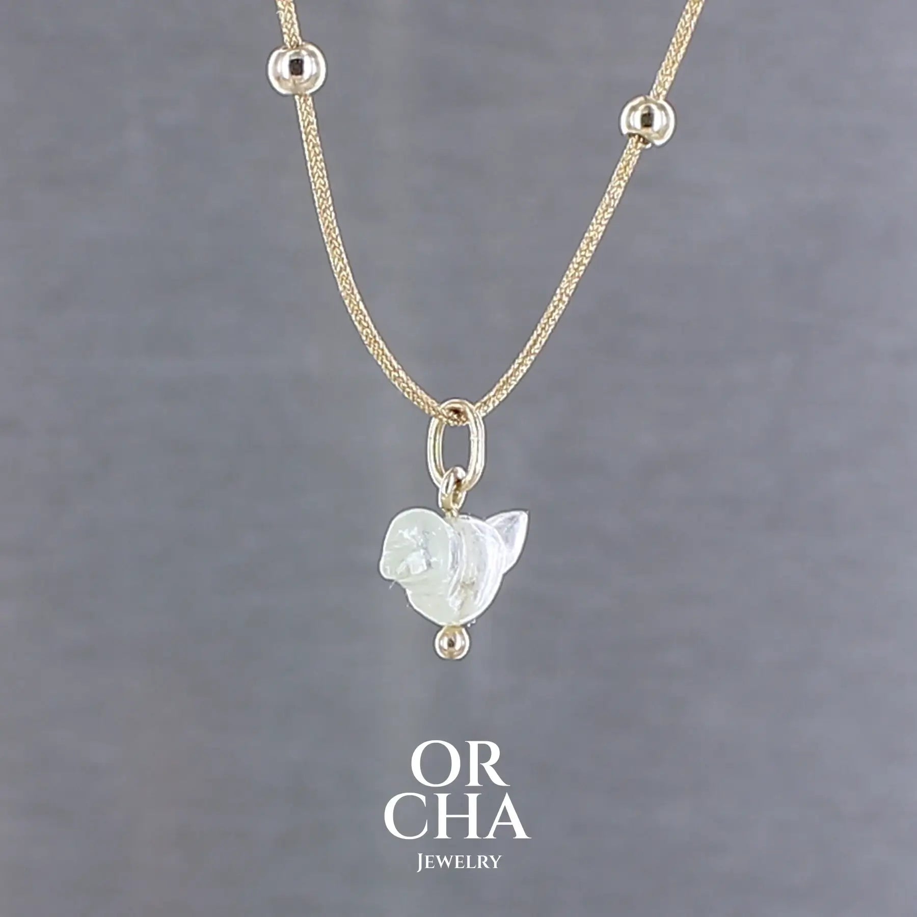 Collier pour femme orné d'une tourmaline vert d'eau très clair, sculptée à la main en 3 dimensions en forme d'oiseau, sertie en or 18k. Le pendentif est monté sur un collier corde doré scintillant, les apprêts utilisé sont en Gold filled ( or laminé ). Longueur ajustable de 40 cm à 45 cm. Bijoux unique, éthique et durable présenté dans un coffret de notre marque, prêt à offrir. Livraison offerte, certificat d'authenticité, service client.
