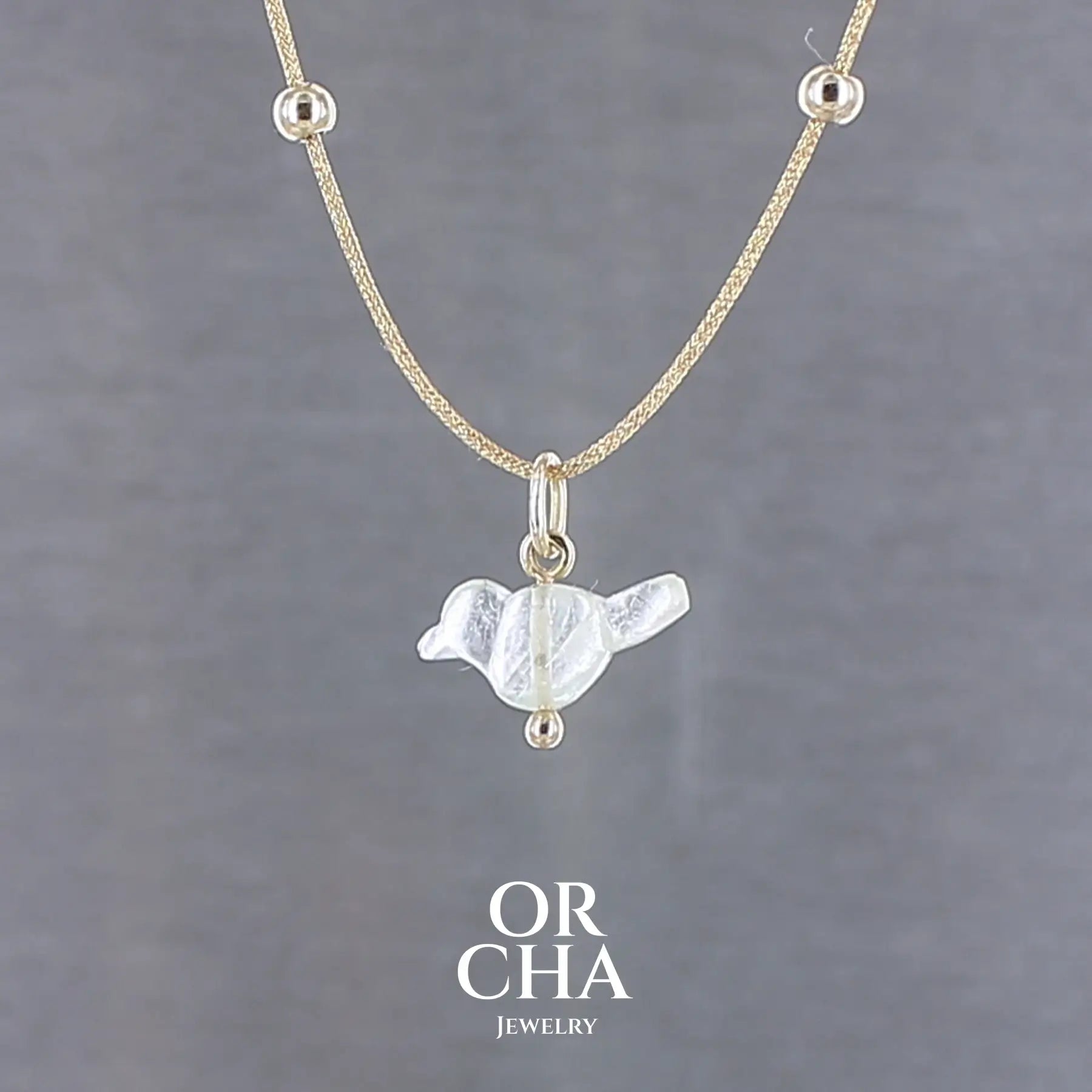 Collier pour femme orné d'une tourmaline vert d'eau très clair, sculptée à la main en 3 dimensions en forme d'oiseau, sertie en or 18k. Le pendentif est monté sur un collier corde doré scintillant, les apprêts utilisé sont en Gold filled ( or laminé ). Longueur ajustable de 40 cm à 45 cm. Bijoux unique, éthique et durable présenté dans un coffret de notre marque, prêt à offrir. Livraison offerte, certificat d'authenticité, service client.