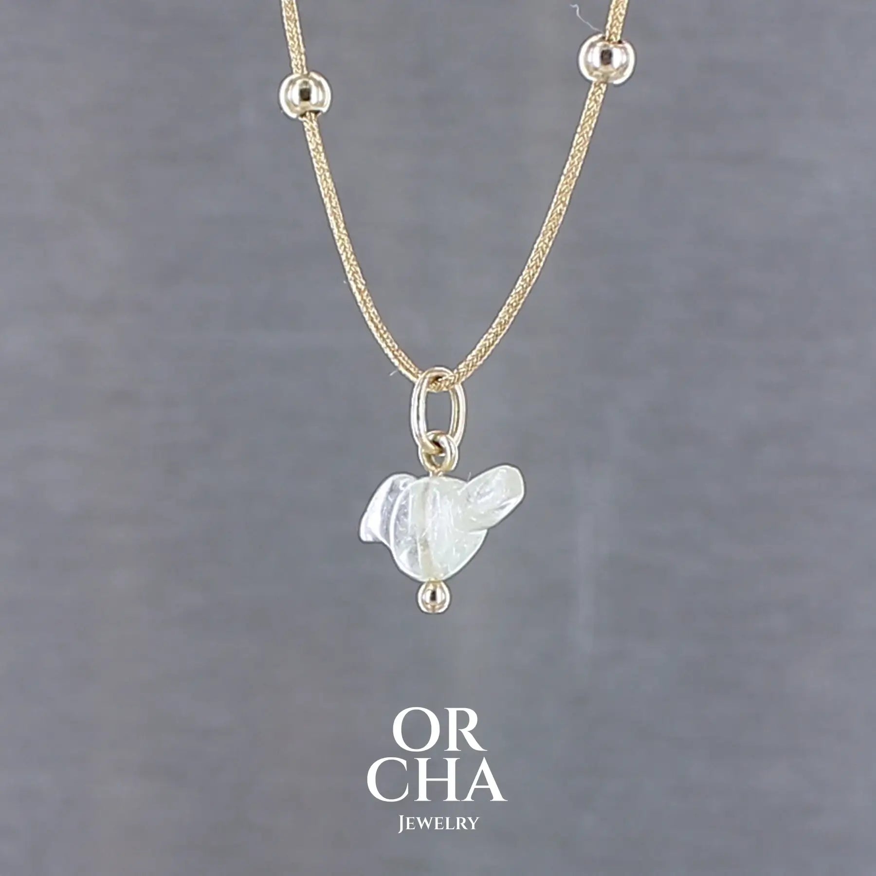 Collier pour femme orné d'une tourmaline vert d'eau très clair, sculptée à la main en 3 dimensions en forme d'oiseau, sertie en or 18k. Le pendentif est monté sur un collier corde doré scintillant, les apprêts utilisé sont en Gold filled ( or laminé ). Longueur ajustable de 40 cm à 45 cm. Bijoux unique, éthique et durable présenté dans un coffret de notre marque, prêt à offrir. Livraison offerte, certificat d'authenticité, service client.
