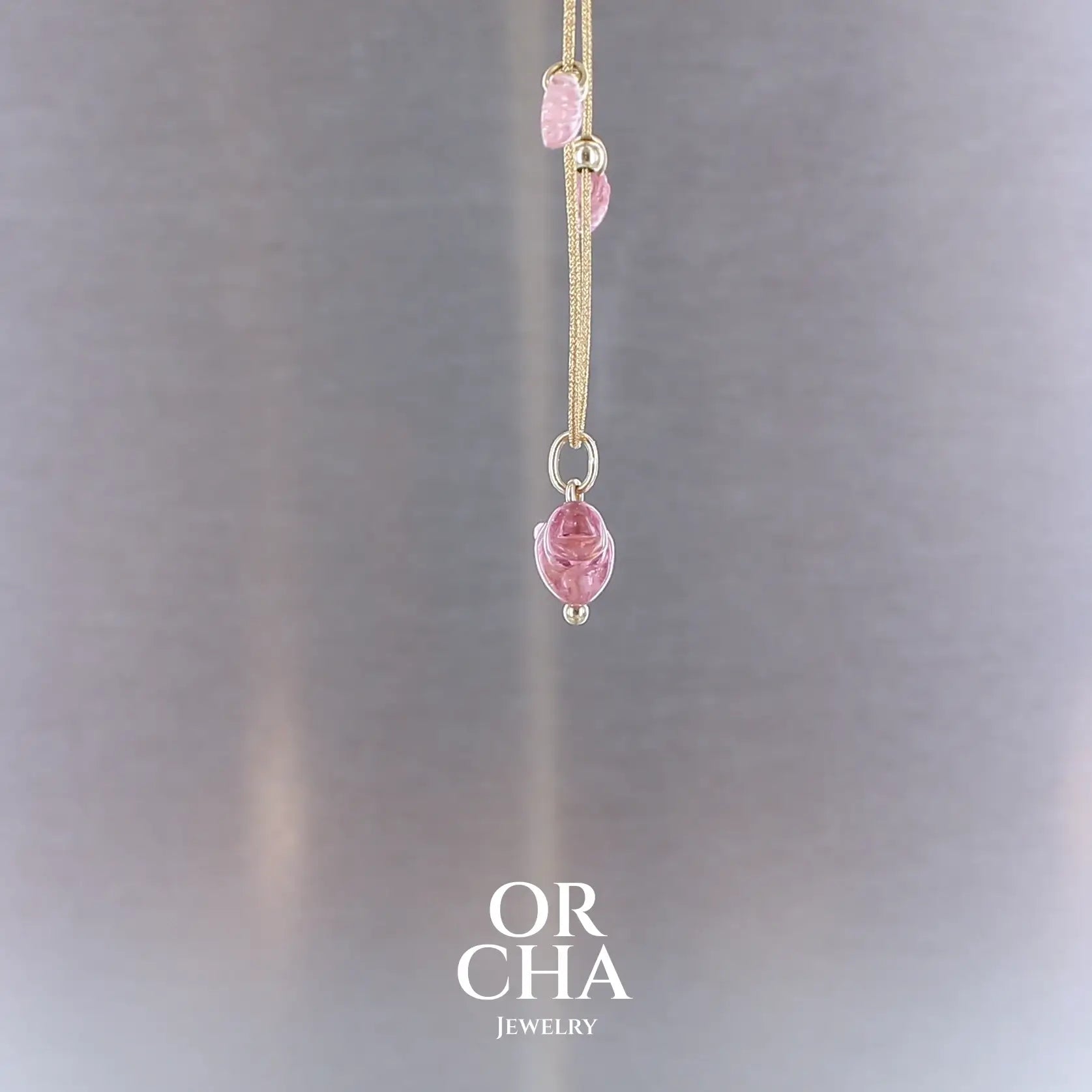 Collier pour femme orné de tourmalines roses sculptées à la main en 3 dimensions en forme d'oiseau et de feuilles, serties en or 18k. Les pendentifs sont montés sur un collier corde doré scintillant, les apprêts utilisé sont en Gold filled ( or laminé ). Longueur ajustable de 40 cm à 45 cm. Bijoux unique, éthique et durable présenté dans un coffret de notre marque, prêt à offrir. Livraison offerte, certificat d'authenticité, service client.