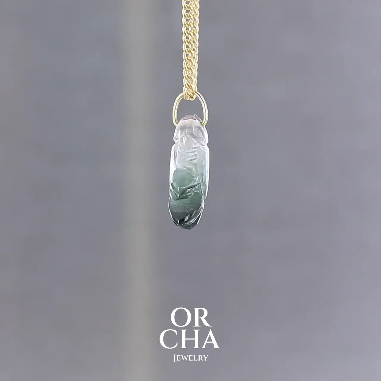 Collier pour femme orné d'une tourmaline bleue sculptée à la main en 3 dimensions en forme de poisson sertie en or 18k. Le pendentif est monté sur une chaine en Gold filled ( or laminé ) d'une longueur de 45 cm. Bijoux unique, éthique et durable présenté dans un coffret de notre marque, prêt à offrir. Livraison offerte, certificat d'authenticité, service client.