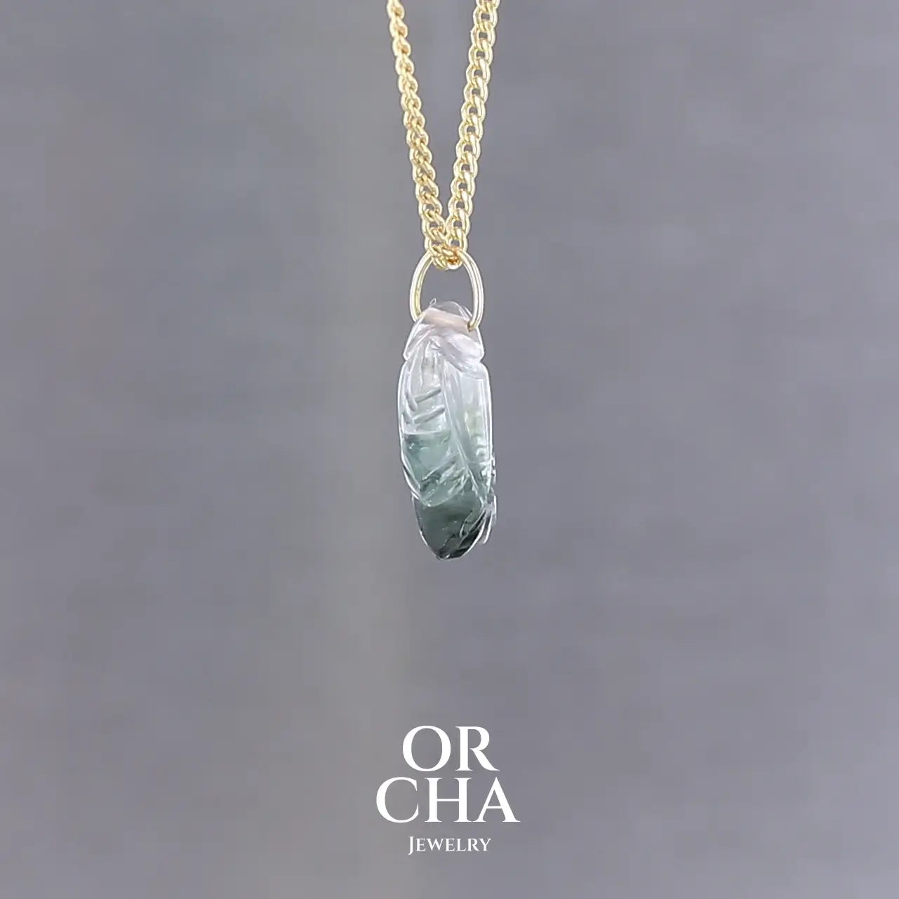 Collier pour femme orné d'une tourmaline bleue sculptée à la main en 3 dimensions en forme de poisson sertie en or 18k. Le pendentif est monté sur une chaine en Gold filled ( or laminé ) d'une longueur de 45 cm. Bijoux unique, éthique et durable présenté dans un coffret de notre marque, prêt à offrir. Livraison offerte, certificat d'authenticité, service client.