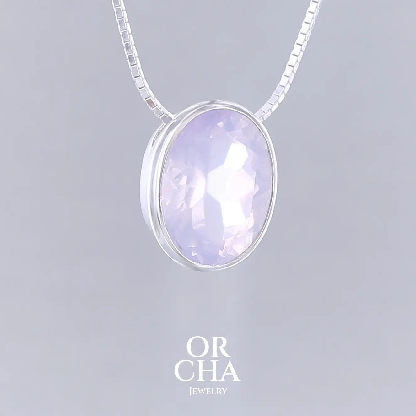 Collier solitaire pour femme en argent massif sertie d'un Quartz lavande. Pierre facettée de forme ovale de qualité transparente, propre à l'oeil. Pierre naturelle de couleur violet pastel teinté de rose avec des reflets opalescents. Pendentif monté sur une chaine en argent sterling de type maille miroir de 0,94 mm d'épaisseur et de 40 cm de longueur. Bijoux unique, éthique et durable présenté dans un coffret de notre marque, prêt à offrir. Livraison offerte, certificat d'authenticité, service client.