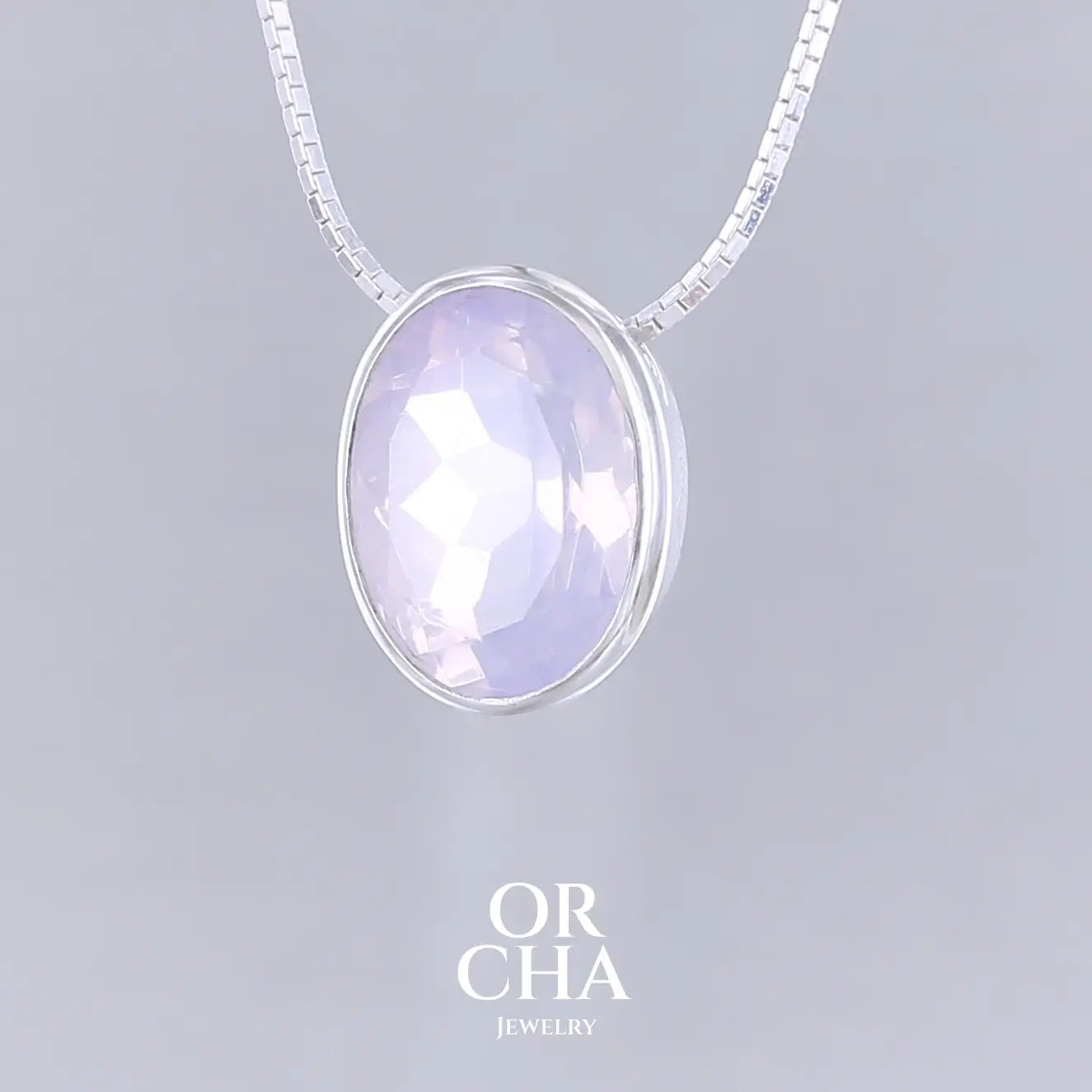 Collier solitaire pour femme en argent massif sertie d'un Quartz lavande. Pierre facettée de forme ovale de qualité transparente, propre à l'oeil. Pierre naturelle de couleur violet pastel teinté de rose avec des reflets opalescents. Pendentif monté sur une chaine en argent sterling de type maille miroir de 0,94 mm d'épaisseur et de 40 cm de longueur. Bijoux unique, éthique et durable présenté dans un coffret de notre marque, prêt à offrir. Livraison offerte, certificat d'authenticité, service client.