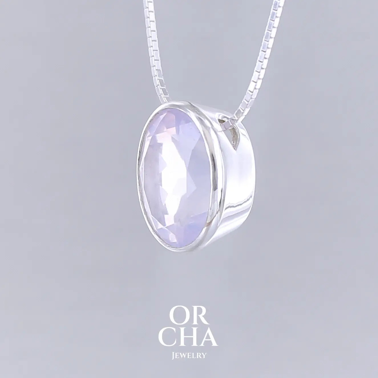 Collier solitaire pour femme en argent massif sertie d'un Quartz lavande. Pierre facettée de forme ovale de qualité transparente, propre à l'oeil. Pierre naturelle de couleur violet pastel teinté de rose avec des reflets opalescents. Pendentif monté sur une chaine en argent sterling de type maille miroir de 0,94 mm d'épaisseur et de 40 cm de longueur. Bijoux unique, éthique et durable présenté dans un coffret de notre marque, prêt à offrir. Livraison offerte, certificat d'authenticité, service client.