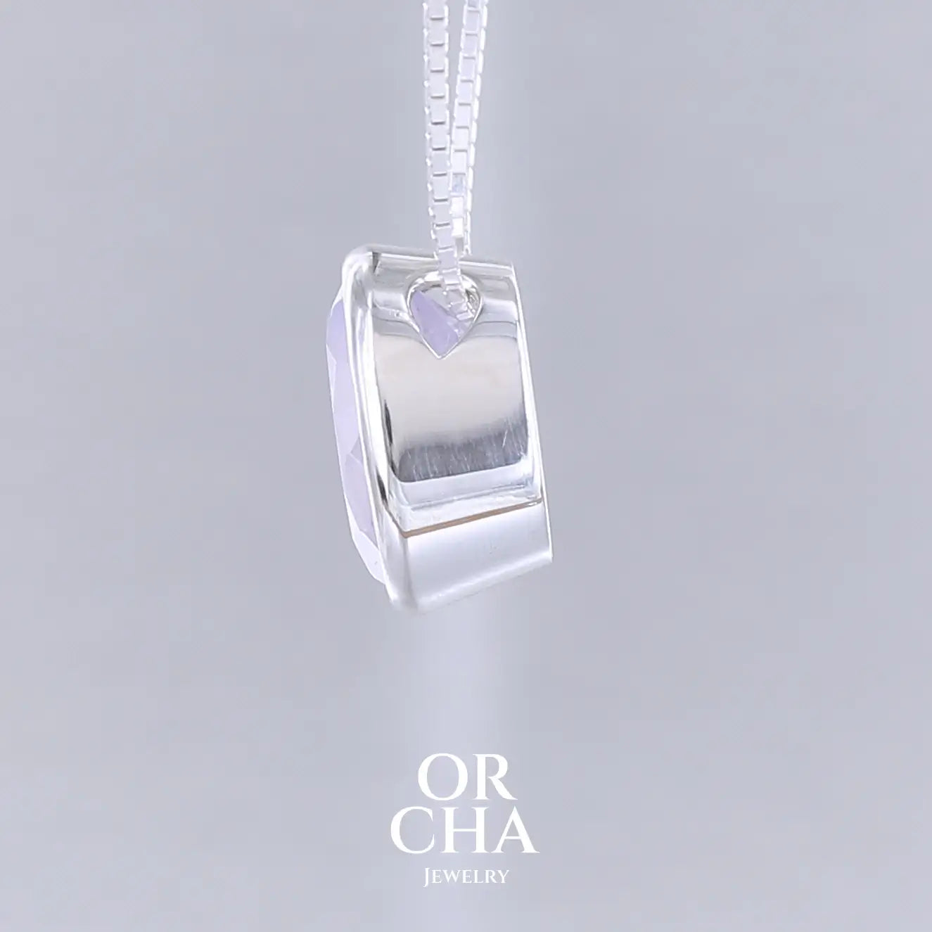 Collier solitaire pour femme en argent massif sertie d'un Quartz lavande. Pierre facettée de forme ovale de qualité transparente, propre à l'oeil. Pierre naturelle de couleur violet pastel teinté de rose avec des reflets opalescents. Pendentif monté sur une chaine en argent sterling de type maille miroir de 0,94 mm d'épaisseur et de 40 cm de longueur. Bijoux unique, éthique et durable présenté dans un coffret de notre marque, prêt à offrir. Livraison offerte, certificat d'authenticité, service client.