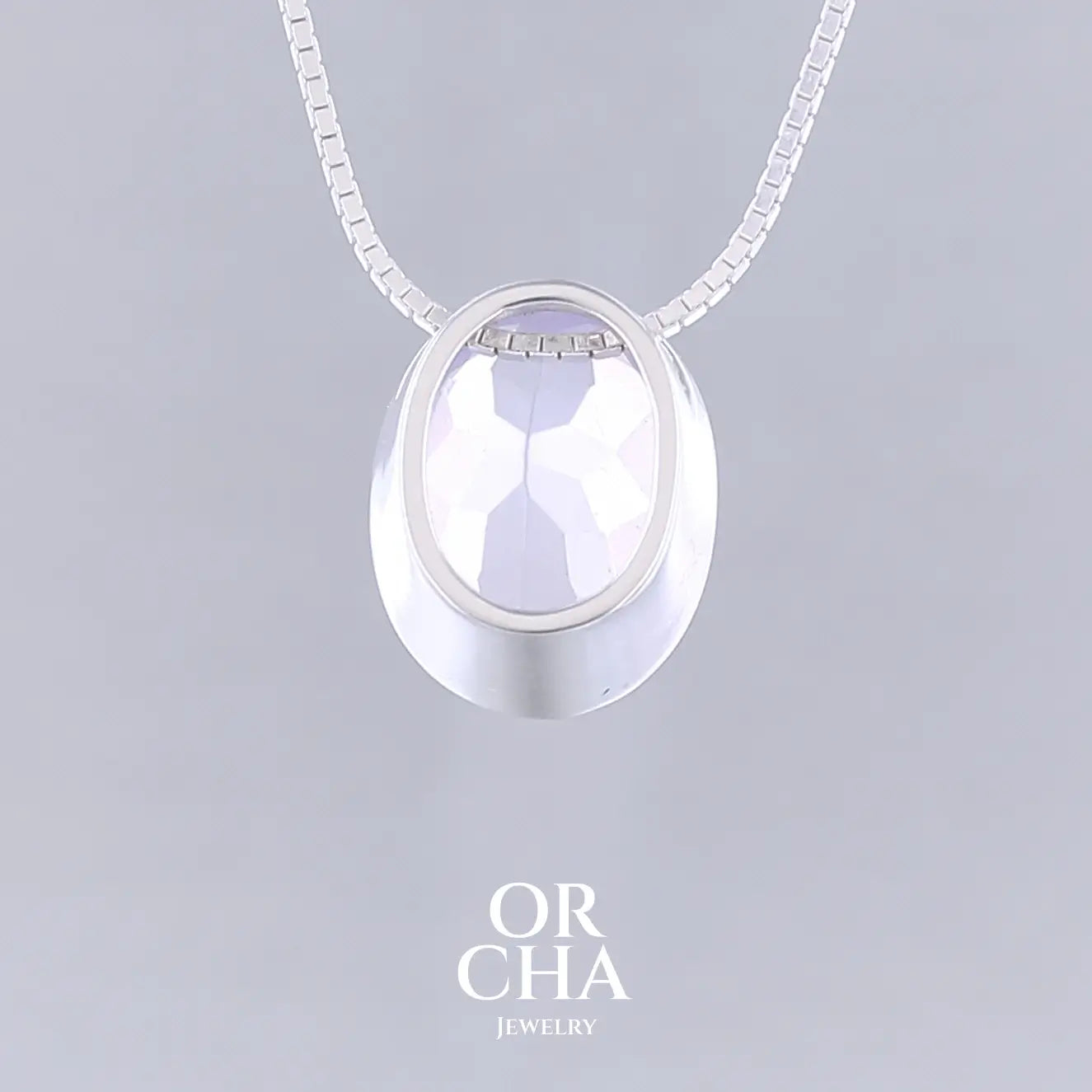 Collier solitaire pour femme en argent massif sertie d'un Quartz lavande. Pierre facettée de forme ovale de qualité transparente, propre à l'oeil. Pierre naturelle de couleur violet pastel teinté de rose avec des reflets opalescents. Pendentif monté sur une chaine en argent sterling de type maille miroir de 0,94 mm d'épaisseur et de 40 cm de longueur. Bijoux unique, éthique et durable présenté dans un coffret de notre marque, prêt à offrir. Livraison offerte, certificat d'authenticité, service client.