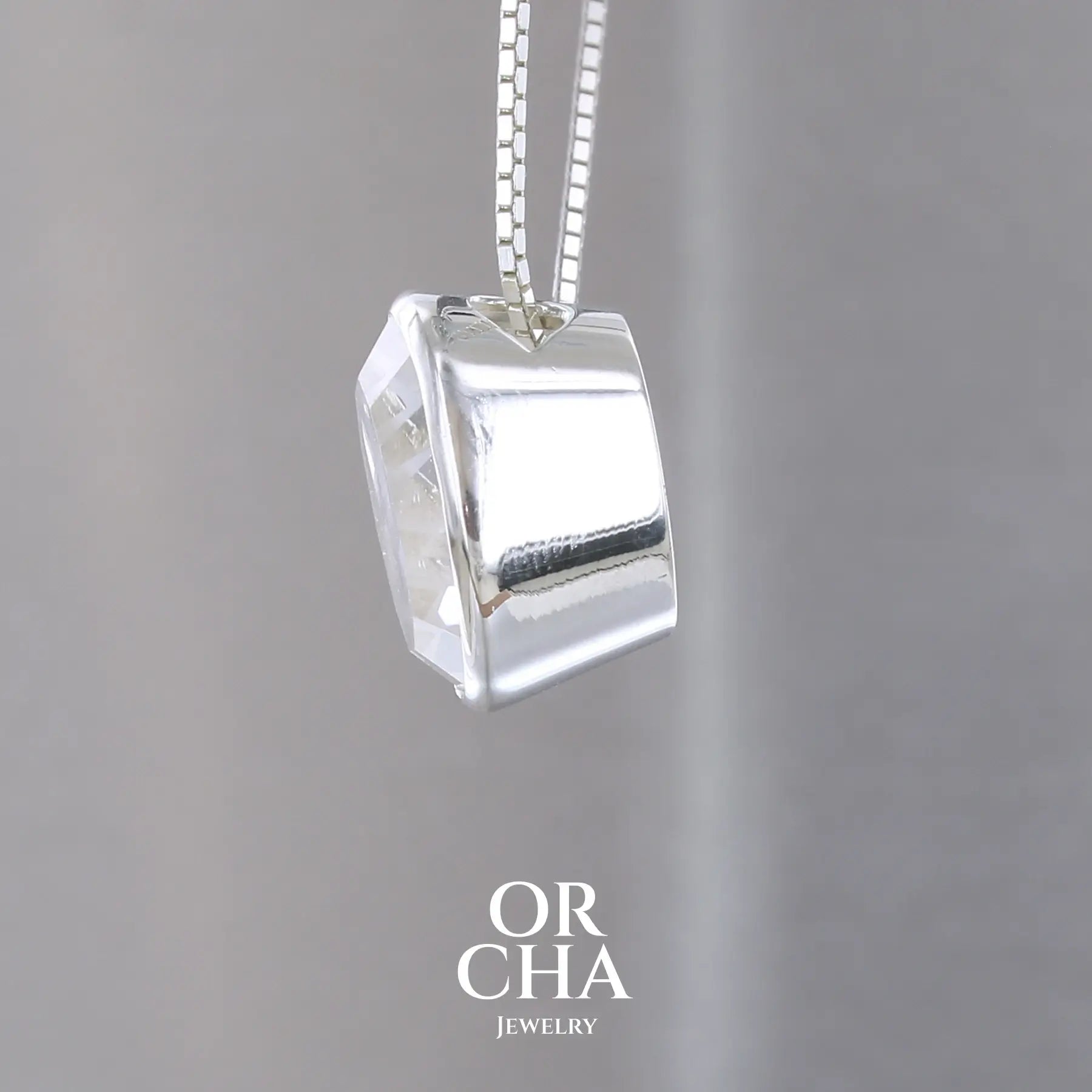 collier solitaire pour femme en argent massif sertie d'un Cristal de roche gravé d'une fleur de vie. Pierre facettée de forme ronde de qualité transparente, propre à l'oeil. Pierre naturelle incolore et blanche sur les parties gravées. Pendentif monté sur une chaine en argent sterling de type maille miroir de 0,94 mm d'épaisseur et de 40 cm de longueur. Bijoux unique, éthique et durable présenté dans un coffret de notre marque, prêt à offrir. Livraison offerte, certificat d'authenticité, service client.