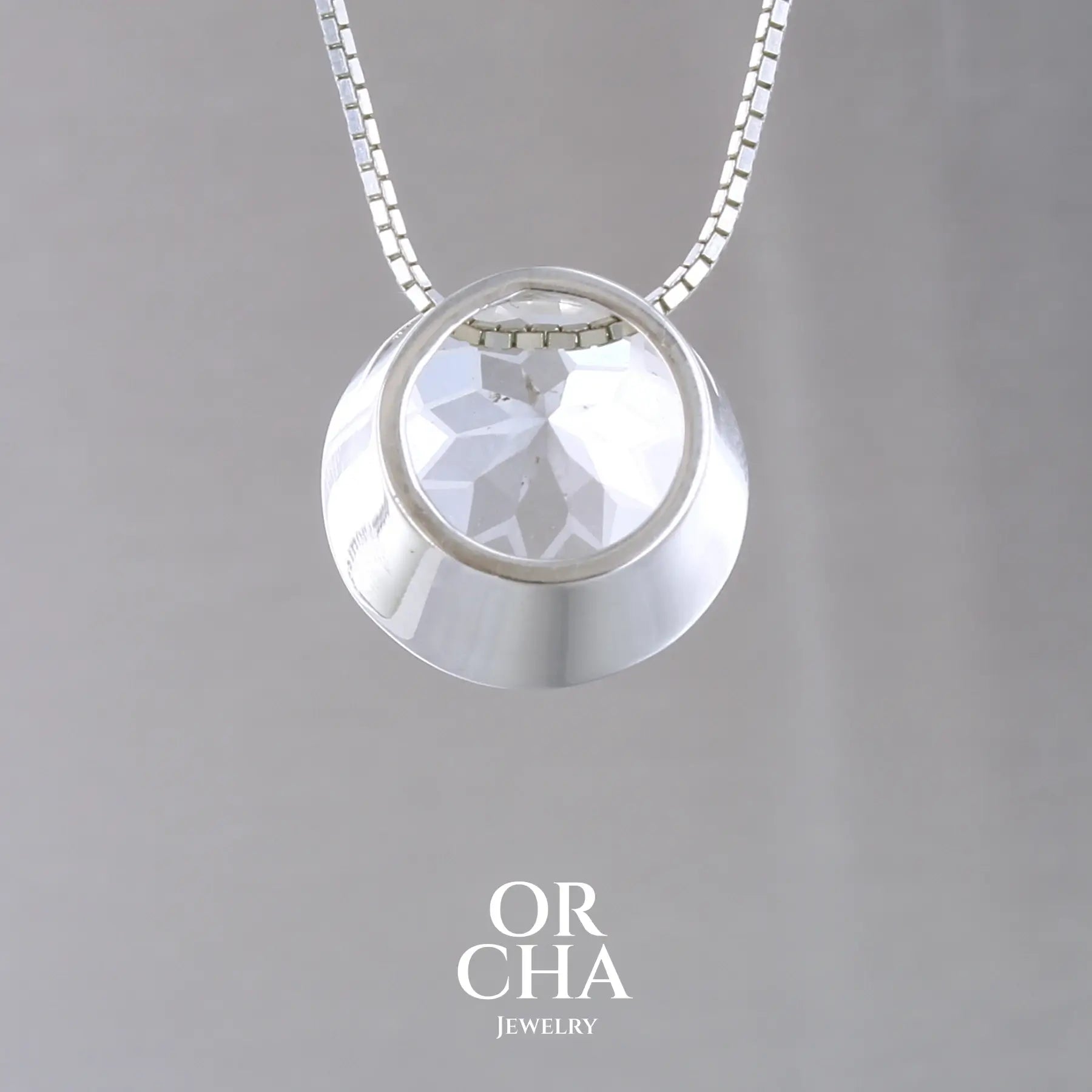 collier solitaire pour femme en argent massif sertie d'un Cristal de roche gravé d'une fleur de vie. Pierre facettée de forme ronde de qualité transparente, propre à l'oeil. Pierre naturelle incolore et blanche sur les parties gravées. Pendentif monté sur une chaine en argent sterling de type maille miroir de 0,94 mm d'épaisseur et de 40 cm de longueur. Bijoux unique, éthique et durable présenté dans un coffret de notre marque, prêt à offrir. Livraison offerte, certificat d'authenticité, service client.