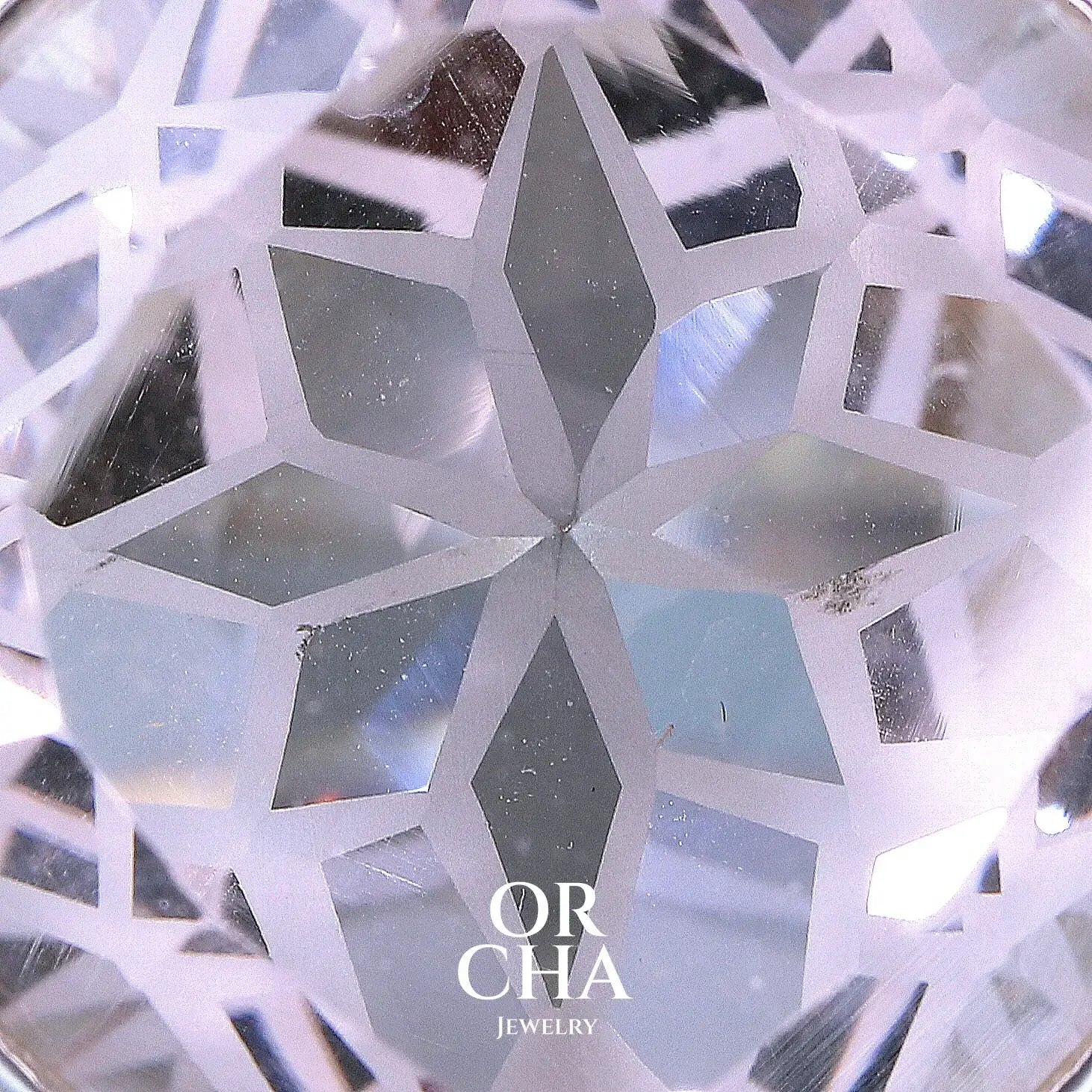 zoom sur fleur de vie gravé sur cristal de roche par orcha jewelry