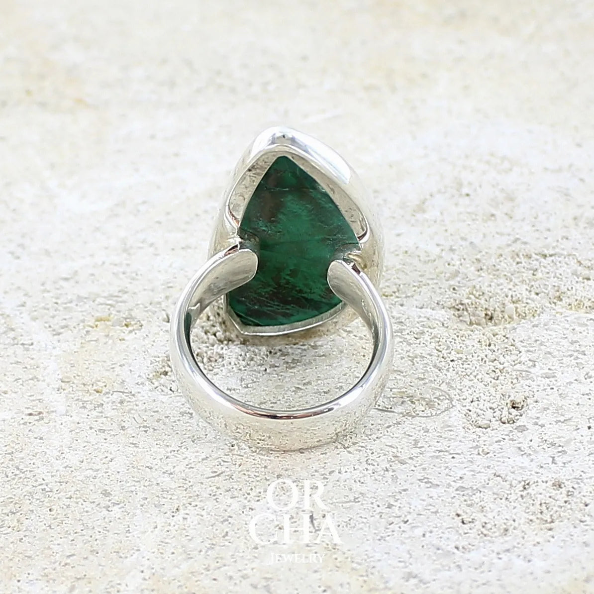 vue de dos d'une bague pour femme en argent massif sertie d'un cabochon de Malachite aux couleurs nuancées vertes profondes intenses. Bijoux unique réalise en taille 54 par Orchajewelry