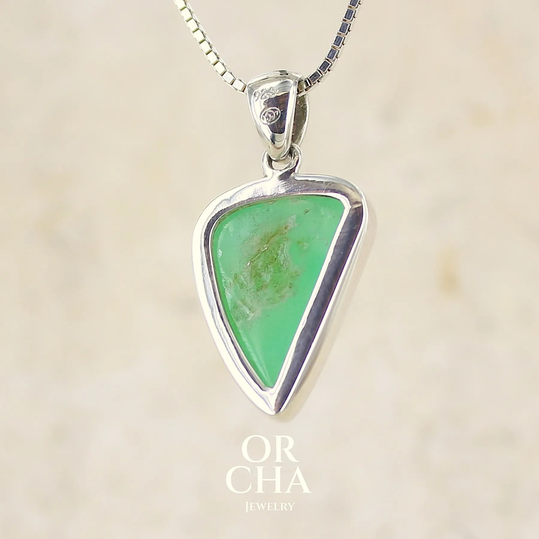 dos pendentif pour homme en argent massif, sertie d'un cabochon de chrysoprase de couleur verte pomme. Pierre de qualité translucide taillée en cabochon en forme de dent. Bijoux unique par Orcha jewelry